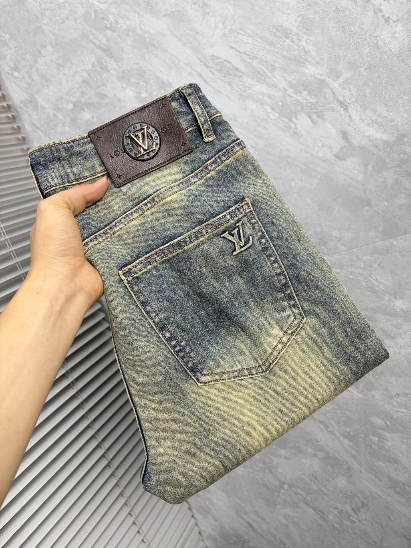 NO:917307,LV 2026 autumn and winter new men's jeans. The fabric is very elastic. Exclusively available on the official website. Fashionable and elegant. Heavy craftsmanship design. Using original color yeast washing process. Selected imported heavy denim denim fabric with high-end hardware decoration. Genuine leather label. Exquisite stitching. Low-key and light luxury. Worth owning. Size 28-38 (no 35) shipped next day, louis vuitton,jeans,19860909LV 2026秋冬新品男士牛仔裤 面料弹性好.独家发售 官网同步 时尚优雅 重工艺设计.采用原色酵母水洗工艺 精选进口重磅丹宁牛仔面料 配高档五金装饰 真皮皮牌 精致车线 低调轻奢 值得拥有.码数28-38（无35）隔天出货,,louis vuitton,jeans,,Men's clothing