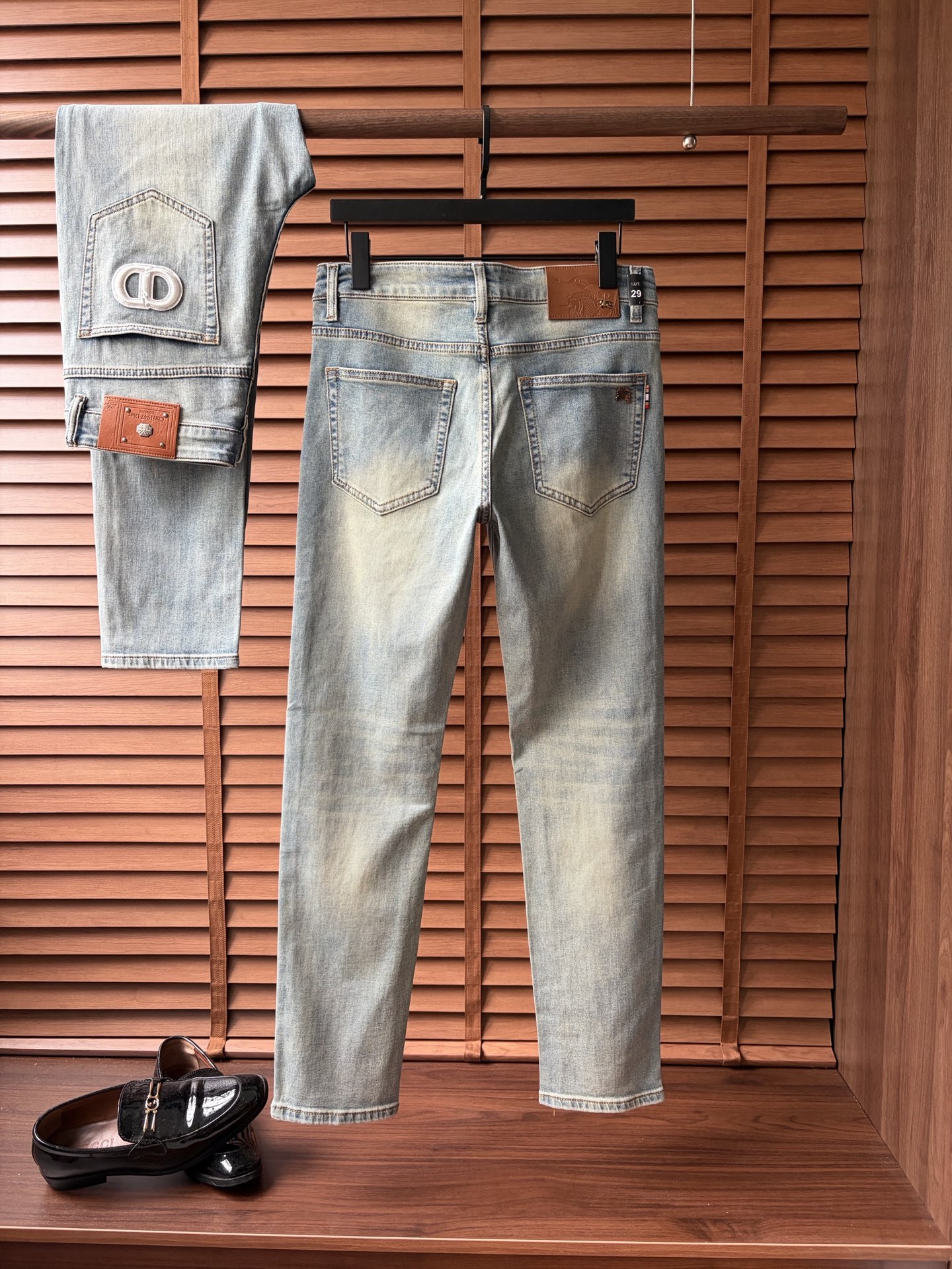 NO:917366,Burberry's high-end customization and latest jeans are sold simultaneously at the counter. Original customization. Customer-supplied hardware accessories. Original quality. Imported solid-color denim elastic fabric. Heavy washing. Fine workmanship and routing. Excellent upper body!  Preferred items……………………………………………………………… Size29-38,,burberry,jeans,19860909巴宝莉高端定制、最新款牛仔裤 柜台同步发售 原版定制 客供五金辅料 原单品质 进口固色牛仔弹力面料 重工洗水 做工走线精细 上身绝佳！优选单品 …………………………………………………… Size29-38,,burberry,jeans,,Men's clothing