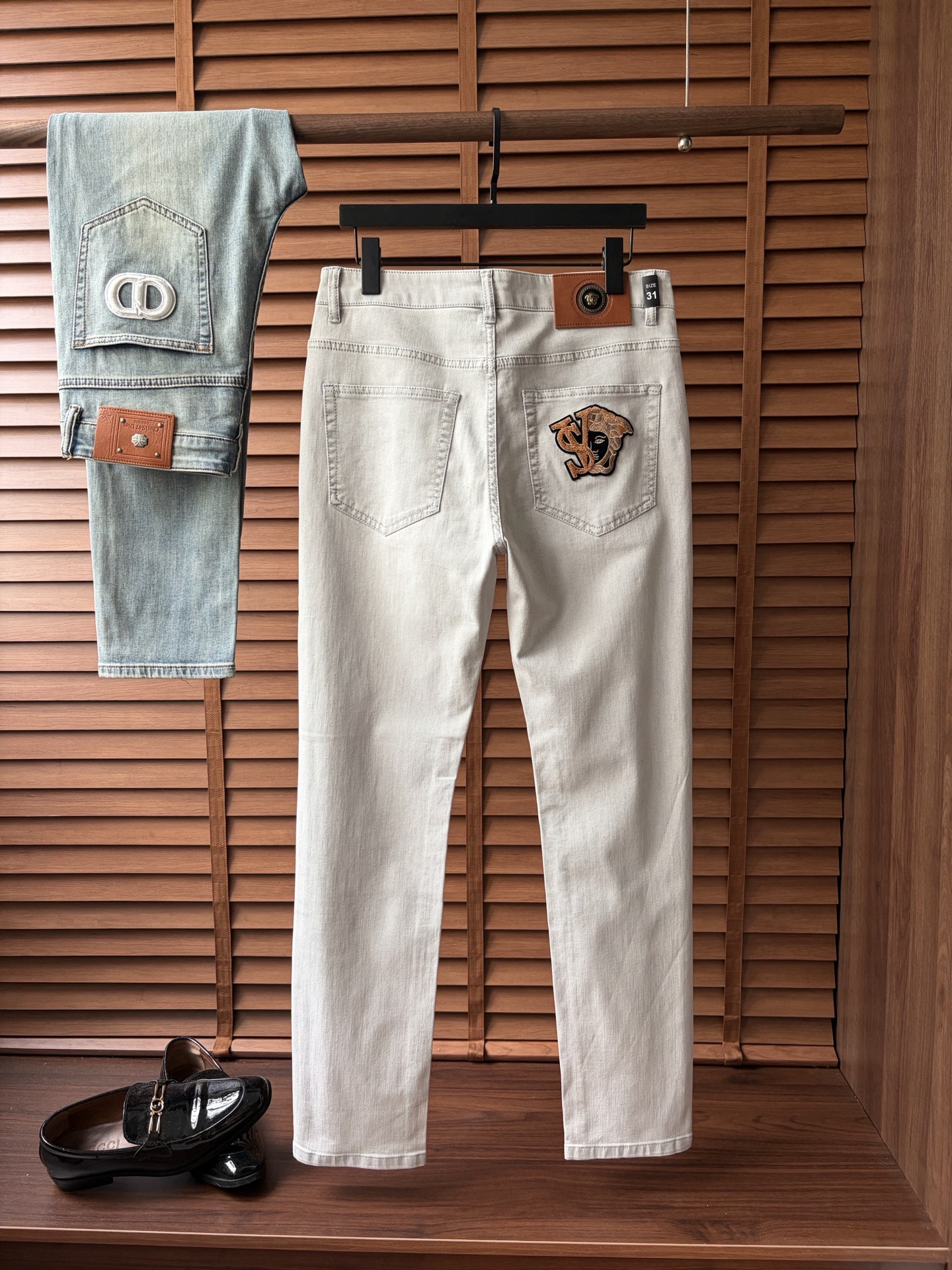NO:917365,Versace's high-end customization and latest jeans are sold simultaneously at the counter. Original customization. Customer-supplied hardware and accessories. Original quality. Imported solid-color denim elastic fabric. Heavy washing. Fine workmanship. Excellent upper body!  Preferred items ……………………………………………………………… Size29-38,,versace,jeans,19860909范思哲高端定制、最新款牛仔裤 柜台同步发售 原版定制 客供五金辅料 原单品质 进口固色牛仔弹力面料 重工洗水 做工走线精细 上身绝佳！优选单品 …………………………………………………… Size29-38,,versace,jeans,,Men's clothing