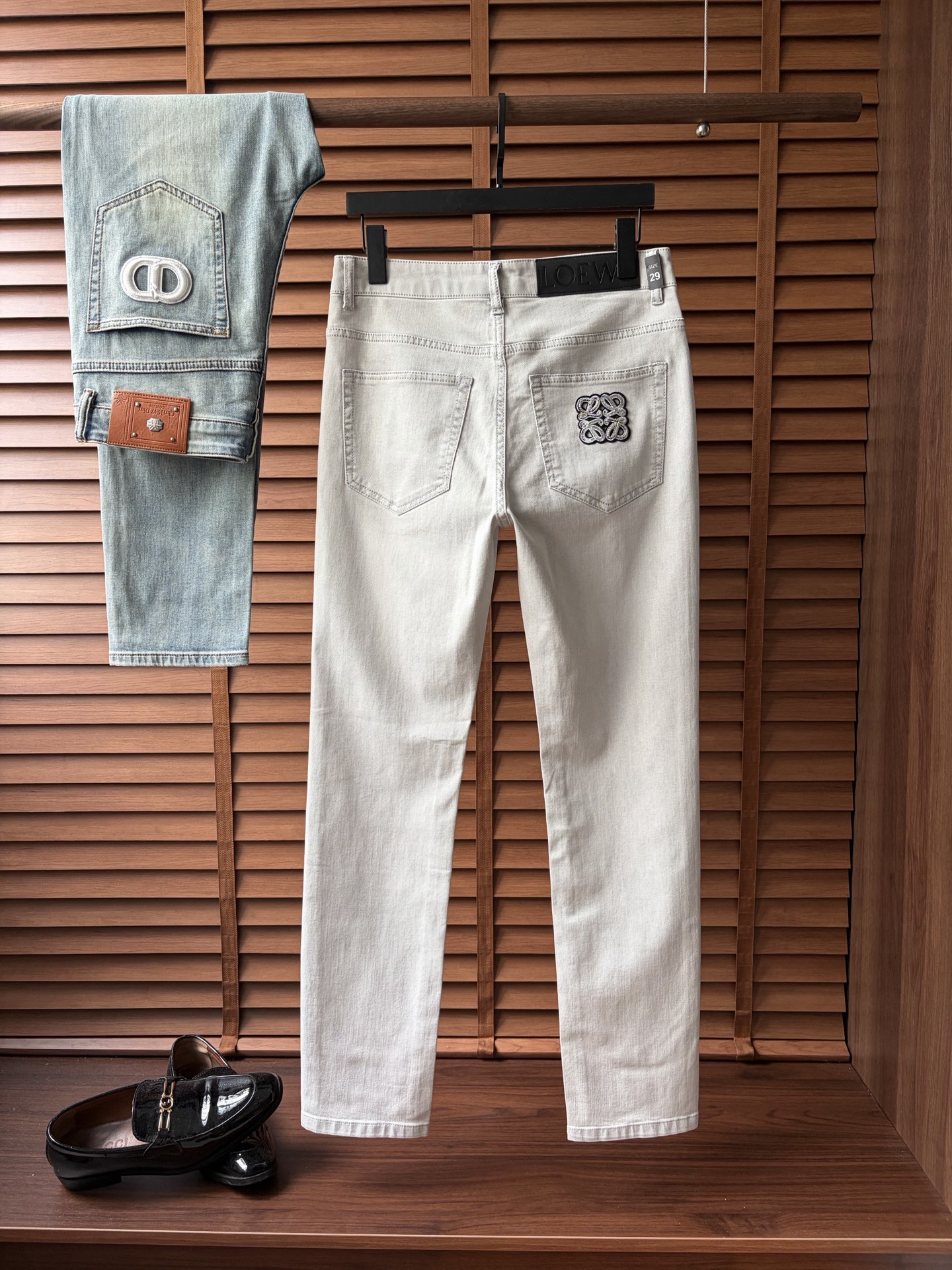 NO:917363,Luo Yiwei's high-end customization and latest jeans are sold simultaneously at the counter. Original customization. Customer-supplied hardware accessories. Original quality. Imported solid-color denim elastic fabric. Heavy washing. Fine workmanship and routing. Excellent upper body!  Preferred items ……………………………………………………………… Size29-38,,loewe,jeans,19860909罗意威高端定制、最新款牛仔裤 柜台同步发售 原版定制 客供五金辅料 原单品质 进口固色牛仔弹力面料 重工洗水 做工走线精细 上身绝佳！优选单品 …………………………………………………… Size29-38,,loewe,jeans,,Men's clothing