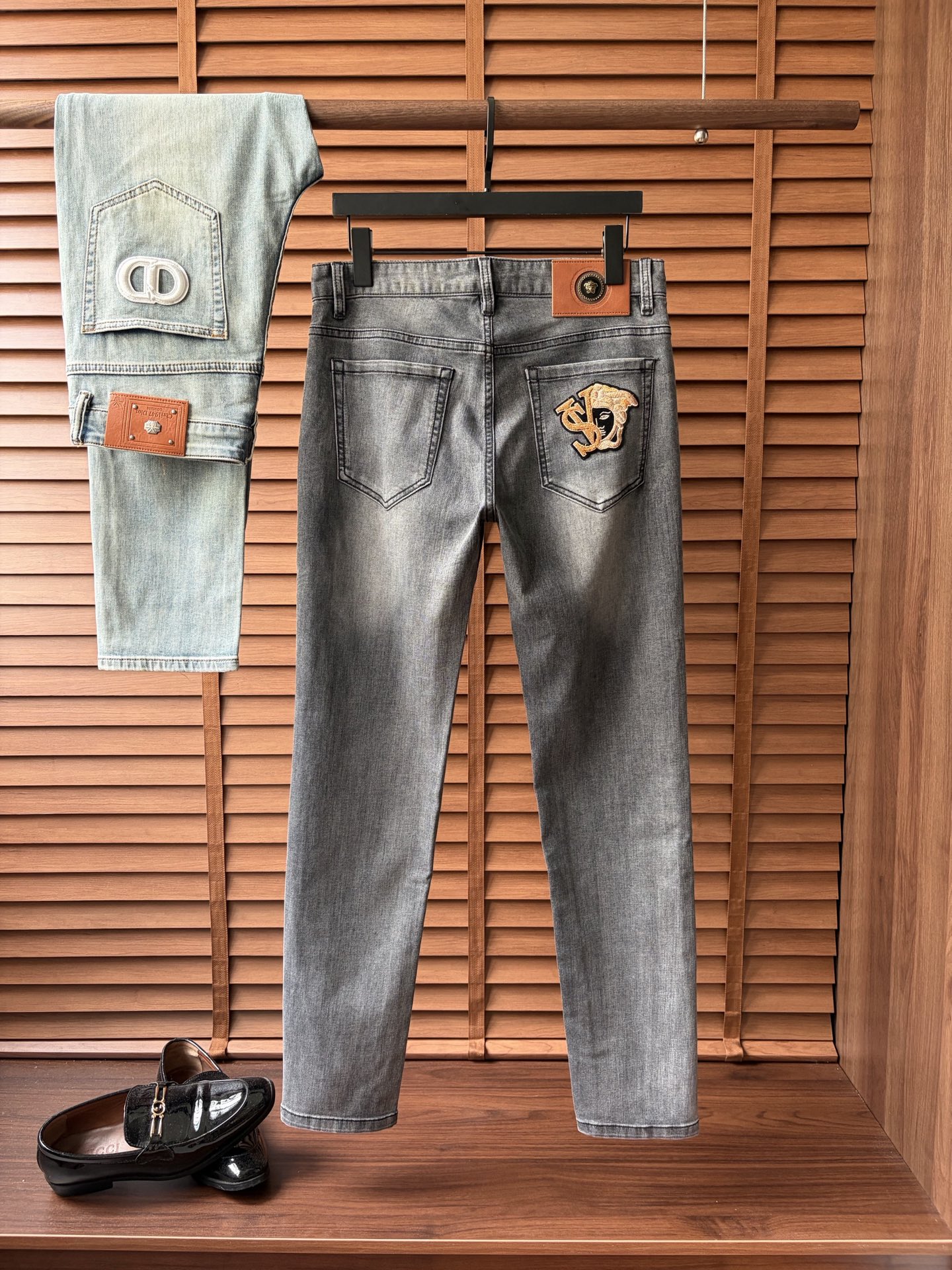 NO:917355,Versace's high-end customization and latest jeans are sold simultaneously at the counter. Original customization. Customer-supplied hardware and accessories. Original quality. Imported solid-color denim elastic fabric. Heavy washing. Fine workmanship. Excellent upper body!  Preferred items ……………………………………………………………… Size29-38,,versace,jeans,19860909范思哲高端定制、最新款牛仔裤 柜台同步发售 原版定制 客供五金辅料 原单品质 进口固色牛仔弹力面料 重工洗水 做工走线精细 上身绝佳！优选单品 …………………………………………………… Size29-38,,versace,jeans,,Men's clothing