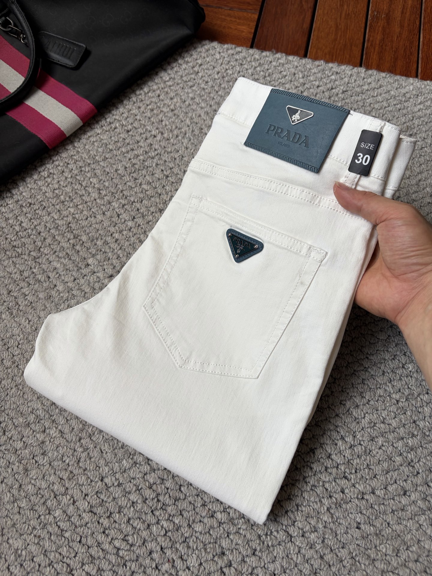 NO:918702,Pula, high-end customization, the latest jeans, sold simultaneously at the counter, original customization, customer-supplied hardware and accessories, original quality, imported solid-color denim stretch fabric, heavy washing, fine workmanship, and excellent upper body!  Preferred items……………………………………………………………… Size29-38,,prada,jeans,19860909普拉 高端定制、最新款牛仔裤 柜台同步发售 原版定制 客供五金辅料 原单品质 进口固色牛仔弹力面料 重工洗水 做工走线精细 上身绝佳！优选单品 …………………………………………………… Size29-38,,prada,jeans,,Men's clothing