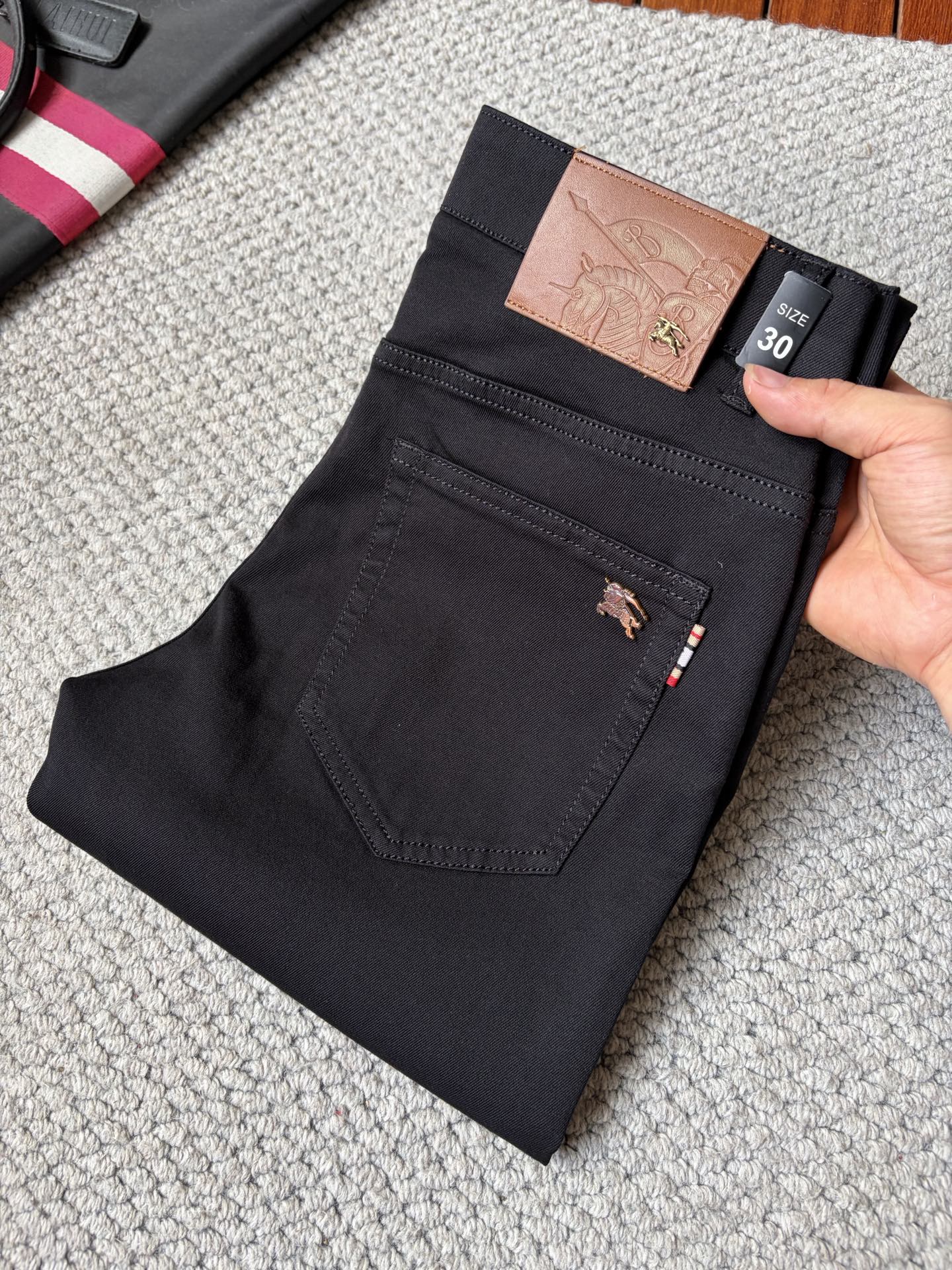 NO:918700,Burberry's high-end customization and latest jeans are sold simultaneously at the counter. Original customization. Customer-supplied hardware and accessories. Original quality. Imported solid-color denim elastic fabric. Heavy washing. Fine workmanship. Excellent upper body!  Preferred items……………………………………………………………… Size29-38,,burberry,jeans,19860909巴宝莉 高端定制、最新款牛仔裤 柜台同步发售 原版定制 客供五金辅料 原单品质 进口固色牛仔弹力面料 重工洗水 做工走线精细 上身绝佳！优选单品 …………………………………………………… Size29-38,,burberry,jeans,,Men's clothing