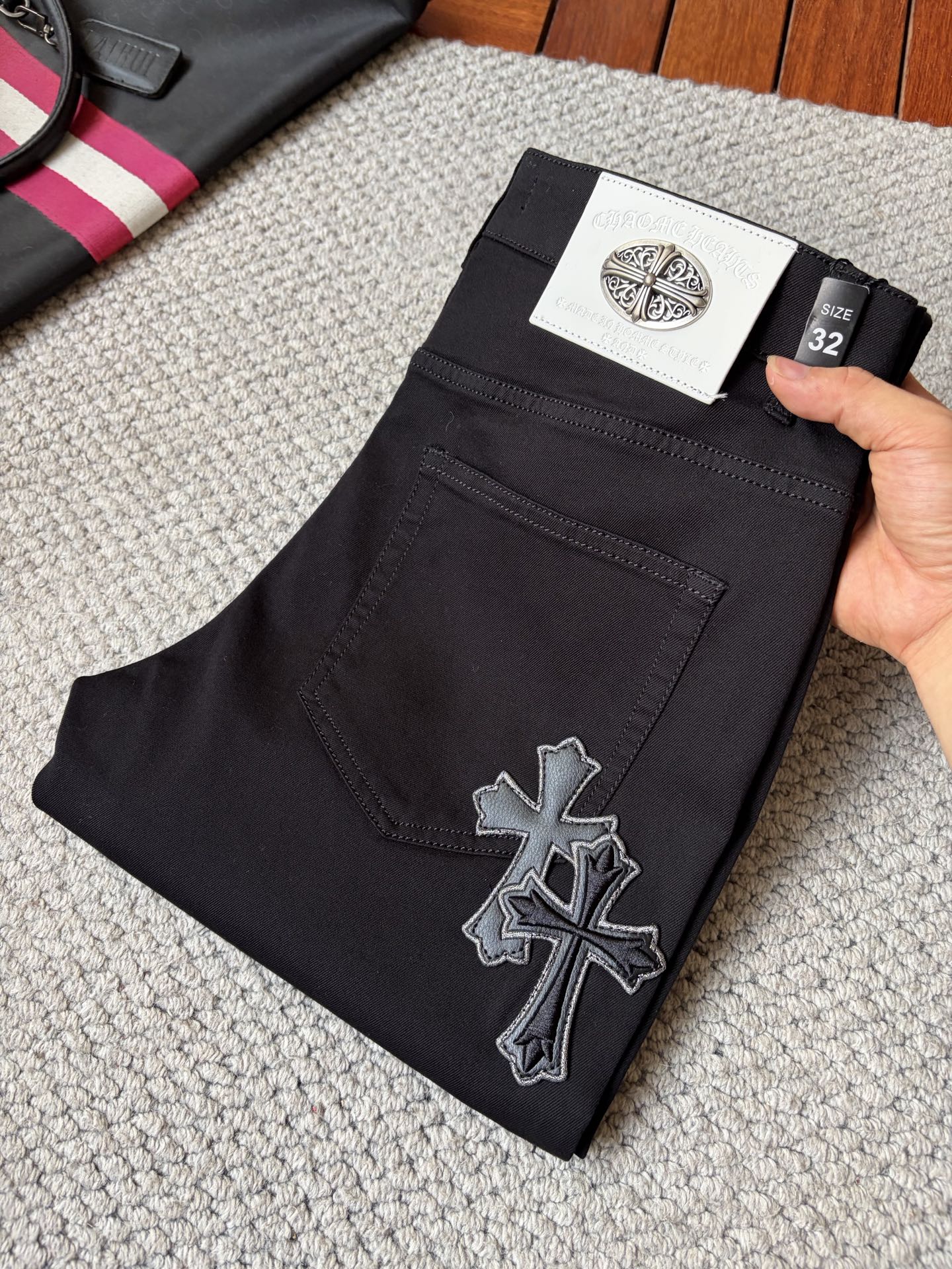 NO:918696,Crow's high-end customization and latest jeans are sold simultaneously at the counter. Original customization. Customer-supplied hardware accessories. Original quality. Imported solid-color denim elastic fabric. Heavy washing. Fine workmanship and routing. Excellent upper body!  Preferred items ……………………………………………………………… Size29-38,,chrome hearts,jeans,19860909克罗高端定制、最新款牛仔裤 柜台同步发售 原版定制 客供五金辅料 原单品质 进口固色牛仔弹力面料 重工洗水 做工走线精细 上身绝佳！优选单品 …………………………………………………… Size29-38,,chrome hearts,jeans,,Men's clothing