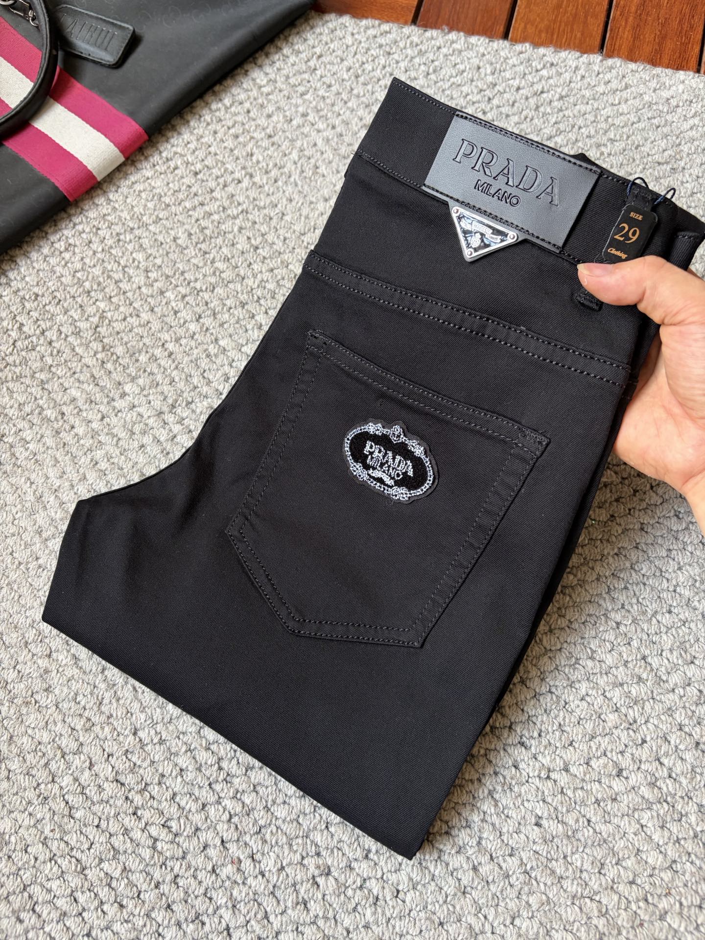 NO:918694,Prada high-end customization, the latest jeans, sold simultaneously at the counter, original customization, customer-supplied hardware accessories, original quality, imported solid color denim elastic fabric, heavy washing, fine workmanship, excellent upper body!  Preferred items……………………………………………………………… Size29-38,,prada,jeans,19860909普拉达 高端定制、最新款牛仔裤 柜台同步发售 原版定制 客供五金辅料 原单品质 进口固色牛仔弹力面料 重工洗水 做工走线精细 上身绝佳！优选单品 …………………………………………………… Size29-38,,prada,jeans,,Men's clothing