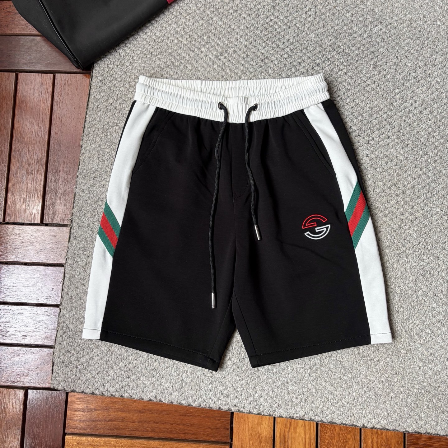 NO:918734,Gucci's 2026 new summer style shorts and casual pants, counter-customized fabrics with high breathability and comfort, impeccable details, brand element design concept, reflecting high quality. It feels delicate and soft!  It presents a casual cut and the upper body shape is awesome!  Size M-3XL,,shorts,19860909古奇‘’2026夏季新款 短裤 休闲裤,专柜定制面料 透气舒适度高,细节无可挑剔,品牌元素设计理念,体现高品质.手感细腻柔软！呈现休闲裁剪,上身版型超赞！码数M-3XL,,shorts,,Men's clothing