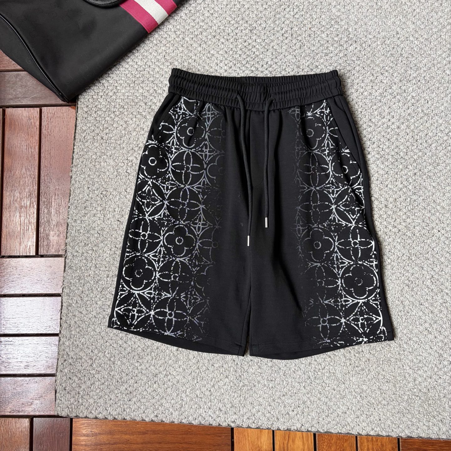 NO:918737,LV's 2026 new summer style shorts and casual pants, counter-customized fabrics with high breathability and comfort, impeccable details, brand element design concept, reflecting high quality. It feels delicate and soft!  It presents a casual cut and the upper body shape is awesome!  Size M-3XL,,louis vuitton,shorts,19860909LV‘’2026夏季新款 短裤 休闲裤,专柜定制面料 透气舒适度高,细节无可挑剔,品牌元素设计理念,体现高品质.手感细腻柔软！呈现休闲裁剪,上身版型超赞！码数M-3XL,,louis vuitton,shorts,,Men's clothing