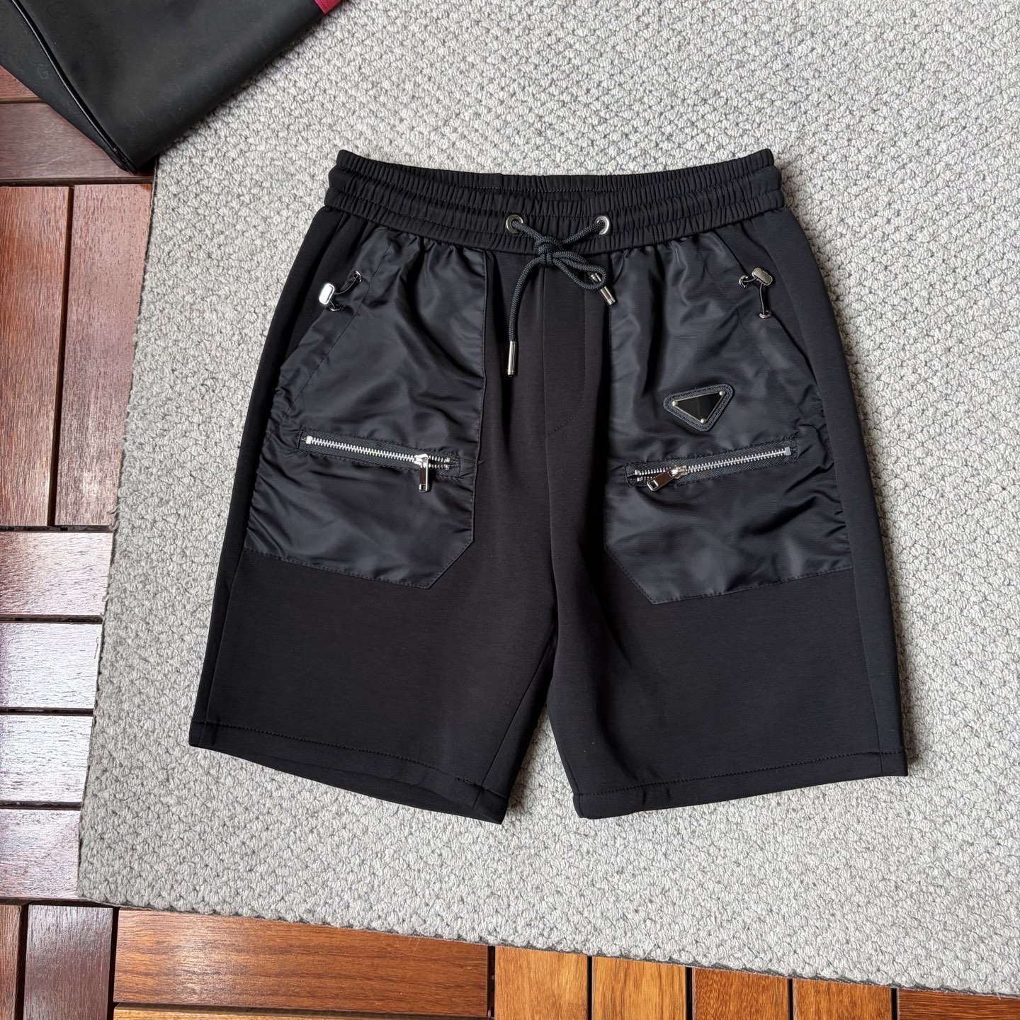NO:918740,Prada’s 2026 new summer style shorts and casual pants, counter-customized fabrics with high breathability and comfort, impeccable details, brand element design concept, reflecting high quality. It feels delicate and soft!  It presents a casual cut and the upper body shape is awesome!  Size M-3XL,,prada,shorts,19860909普拉达 ‘’2026夏季新款 短裤 休闲裤,专柜定制面料 透气舒适度高,细节无可挑剔,品牌元素设计理念,体现高品质.手感细腻柔软！呈现休闲裁剪,上身版型超赞！码数M-3XL,,prada,shorts,,Men's clothing