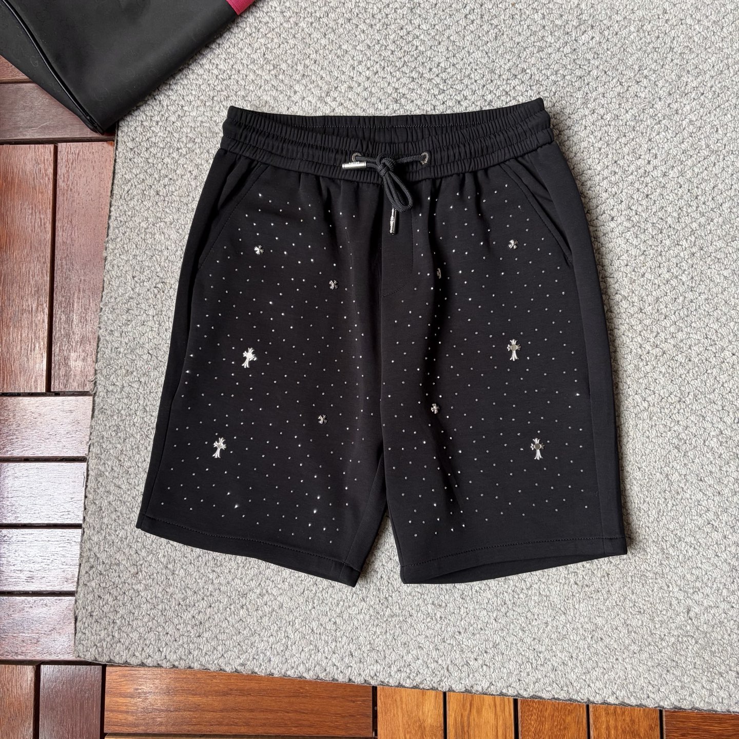 NO:918714,Croxin's 2026 new summer style shorts and casual pants, counter-customized fabrics with high breathability and comfort, impeccable details, brand element design concept, reflecting high quality. It feels delicate and soft!  It presents a casual cut and the upper body shape is awesome!  Size M-3XL,,chrome hearts,shorts,19860909克罗心‘’2026夏季新款 短裤 休闲裤,专柜定制面料 透气舒适度高,细节无可挑剔,品牌元素设计理念,体现高品质.手感细腻柔软！呈现休闲裁剪,上身版型超赞！码数M-3XL,,chrome hearts,shorts,,Men's clothing
