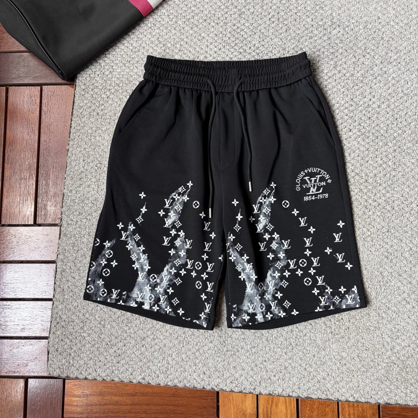 NO:918717,LV's 2026 new summer style shorts and casual pants, counter-customized fabrics with high breathability and comfort, impeccable details, brand element design concept, reflecting high quality. It feels delicate and soft!  It presents a casual cut and the upper body shape is awesome!  Size M-3XL,,louis vuitton,shorts,19860909LV‘’2026夏季新款 短裤 休闲裤,专柜定制面料 透气舒适度高,细节无可挑剔,品牌元素设计理念,体现高品质.手感细腻柔软！呈现休闲裁剪,上身版型超赞！码数M-3XL,,louis vuitton,shorts,,Men's clothing