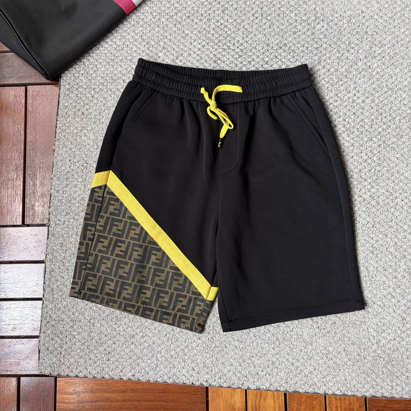 NO:918720,Fen's 2026 new summer style shorts and casual pants, counter-customized fabrics with high breathability and comfort, impeccable details, brand element design concept, reflecting high quality. It feels delicate and soft!  It presents a casual cut and the upper body shape is awesome!  Size M-3XL,,shorts,19860909芬‘’2026夏季新款 短裤 休闲裤,专柜定制面料 透气舒适度高,细节无可挑剔,品牌元素设计理念,体现高品质.手感细腻柔软！呈现休闲裁剪,上身版型超赞！码数M-3XL,,shorts,,Men's clothing