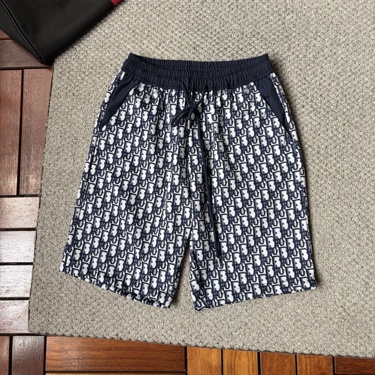 NO:917309,dr‘’2026 new summer style shorts and casual pants, counter-customized fabrics with high breathability and comfort, impeccable details, brand element design concept, reflecting high quality. It feels delicate and soft!  It presents a casual cut and the upper body shape is awesome!  Size M-3XL,,shorts,19860909dr‘’2026夏季新款 短裤 休闲裤,专柜定制面料 透气舒适度高,细节无可挑剔,品牌元素设计理念,体现高品质.手感细腻柔软！呈现休闲裁剪,上身版型超赞！码数M-3XL,,shorts,,Men's clothing
