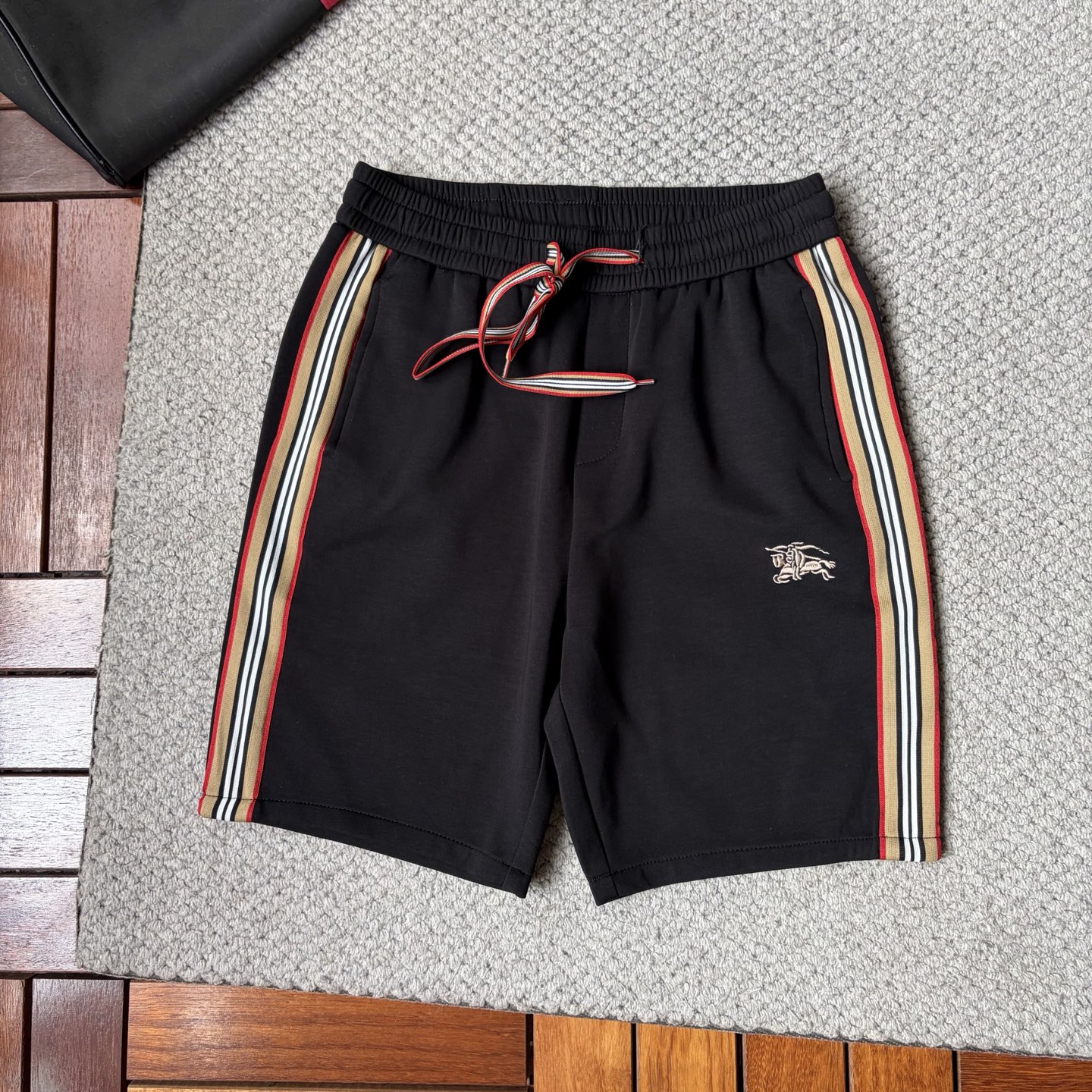 NO:917311,Baba's 2026 new summer style shorts and casual pants, counter-customized fabrics with high breathability and comfort, impeccable details, brand element design concept, reflecting high quality. It feels delicate and soft!  It presents a casual cut and the upper body shape is awesome!  Size M-3XL,,burberry,shorts,19860909巴宝‘’2026夏季新款 短裤 休闲裤,专柜定制面料 透气舒适度高,细节无可挑剔,品牌元素设计理念,体现高品质.手感细腻柔软！呈现休闲裁剪,上身版型超赞！码数M-3XL,,burberry,shorts,,Men's clothing