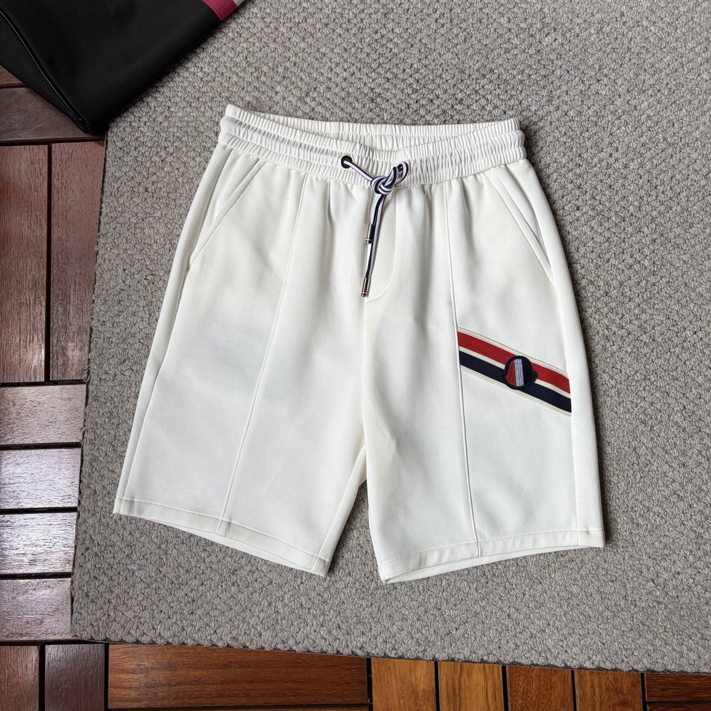 NO:917313,Meng's 2026 new summer style shorts and casual pants, counter-customized fabrics with high breathability and comfort, impeccable details, brand element design concept, reflecting high quality. It feels delicate and soft!  It presents a casual cut and the upper body shape is awesome!  Size M-3XL,,shorts,19860909蒙‘’2026夏季新款 短裤 休闲裤,专柜定制面料 透气舒适度高,细节无可挑剔,品牌元素设计理念,体现高品质.手感细腻柔软！呈现休闲裁剪,上身版型超赞！码数M-3XL,,shorts,,Men's clothing