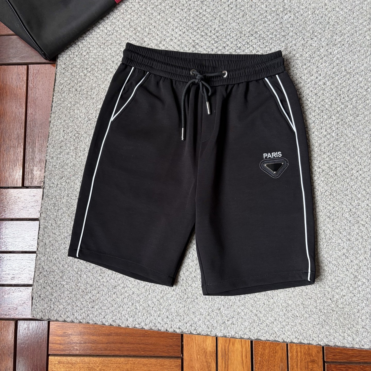 NO:917315,Prada's 2026 new summer style shorts and casual pants, counter-customized fabrics with high breathability and comfort, impeccable details, brand element design concept, reflecting high quality. It feels delicate and soft!  It presents a casual cut and the upper body shape is awesome!  Size M-3XL,,prada,shorts,19860909普拉达‘’2026夏季新款 短裤 休闲裤,专柜定制面料 透气舒适度高,细节无可挑剔,品牌元素设计理念,体现高品质.手感细腻柔软！呈现休闲裁剪,上身版型超赞！码数M-3XL,,prada,shorts,,Men's clothing
