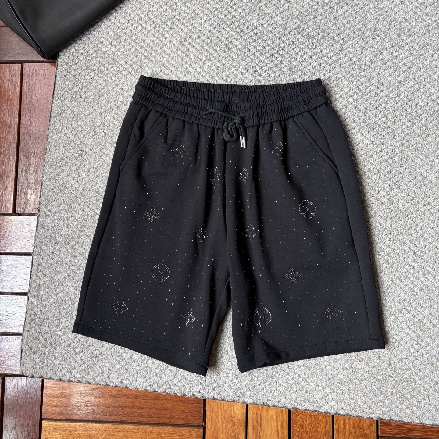 NO:917317,Lv‘’2026 new summer style shorts and casual pants, counter-customized fabrics with high breathability and comfort, impeccable details, brand element design concept, reflecting high quality. It feels delicate and soft!  It presents a casual cut and the upper body shape is awesome!  Size M-3XL,,louis vuitton,shorts,19860909Lv‘’2026夏季新款 短裤 休闲裤,专柜定制面料 透气舒适度高,细节无可挑剔,品牌元素设计理念,体现高品质.手感细腻柔软！呈现休闲裁剪,上身版型超赞！码数M-3XL,,louis vuitton,shorts,,Men's clothing