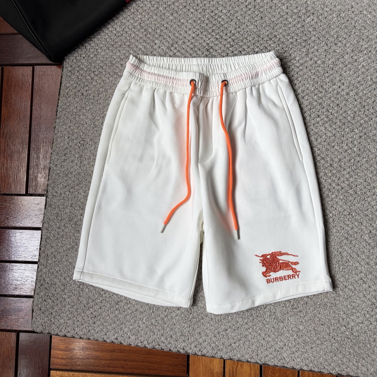 NO:917319,Baba's 2026 new summer style shorts and casual pants, counter-customized fabrics with high breathability and comfort, impeccable details, brand element design concept, reflecting high quality. It feels delicate and soft!  It presents a casual cut and the upper body shape is awesome!  Size M-3XL,,burberry,shorts,19860909巴宝‘’2026夏季新款 短裤 休闲裤,专柜定制面料 透气舒适度高,细节无可挑剔,品牌元素设计理念,体现高品质.手感细腻柔软！呈现休闲裁剪,上身版型超赞！码数M-3XL,,burberry,shorts,,Men's clothing