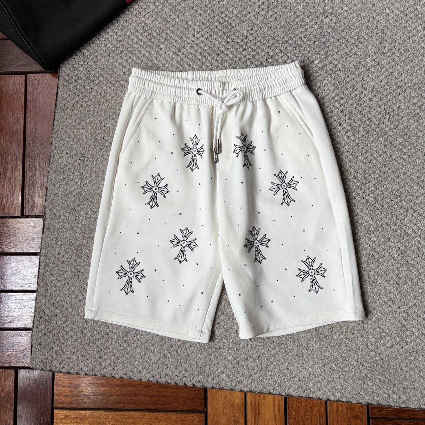 NO:917321,Croxin's 2026 new summer style shorts and casual pants, counter-customized fabrics with high breathability and comfort, impeccable details, brand element design concept, reflecting high quality. It feels delicate and soft!  It presents a casual cut and the upper body shape is awesome!  Size M-3XL,,chrome hearts,shorts,19860909克罗心‘’2026夏季新款 短裤 休闲裤,专柜定制面料 透气舒适度高,细节无可挑剔,品牌元素设计理念,体现高品质.手感细腻柔软！呈现休闲裁剪,上身版型超赞！码数M-3XL,,chrome hearts,shorts,,Men's clothing