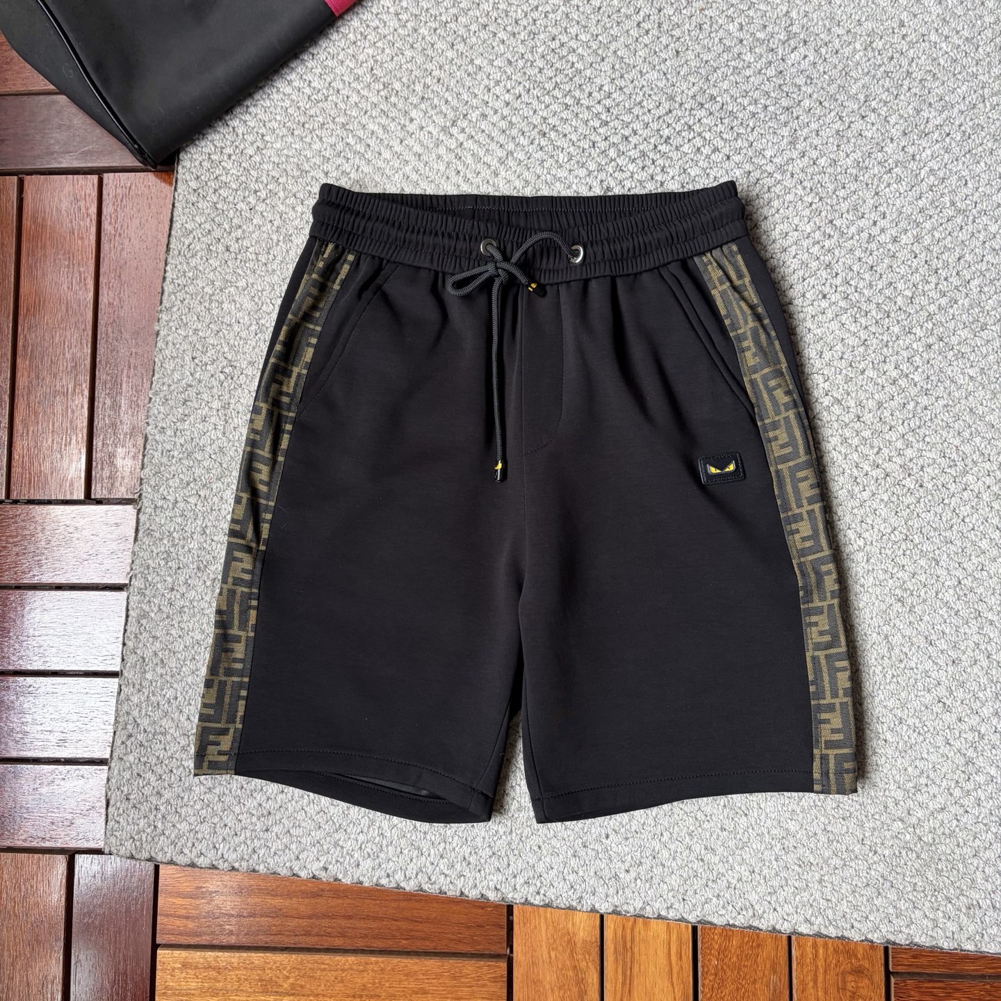 NO:917322,Fendi's 2026 new summer style shorts and casual pants, counter-customized fabrics with high breathability and comfort, impeccable details, brand element design concept, reflecting high quality. It feels delicate and soft!  It presents a casual cut and the upper body shape is awesome!  Size M-3XL,,fendi,shorts,19860909芬迪‘’2026夏季新款 短裤 休闲裤,专柜定制面料 透气舒适度高,细节无可挑剔,品牌元素设计理念,体现高品质.手感细腻柔软！呈现休闲裁剪,上身版型超赞！码数M-3XL,,fendi,shorts,,Men's clothing