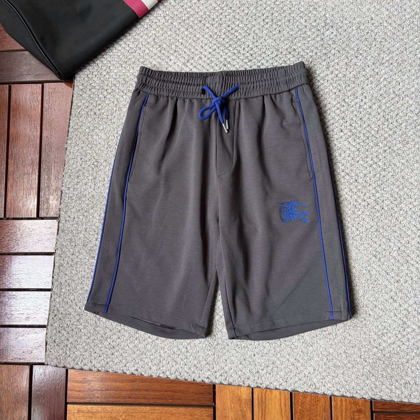 NO:917323,Burberry's 2026 new summer style shorts and casual pants, counter-customized fabrics with high breathability and comfort, impeccable details, brand element design concept, reflecting high quality. It feels delicate and soft!  It presents a casual cut and the upper body shape is awesome!  Size M-3XL,,burberry,shorts,19860909巴宝莉‘’2026夏季新款 短裤 休闲裤,专柜定制面料 透气舒适度高,细节无可挑剔,品牌元素设计理念,体现高品质.手感细腻柔软！呈现休闲裁剪,上身版型超赞！码数M-3XL,,burberry,shorts,,Men's clothing