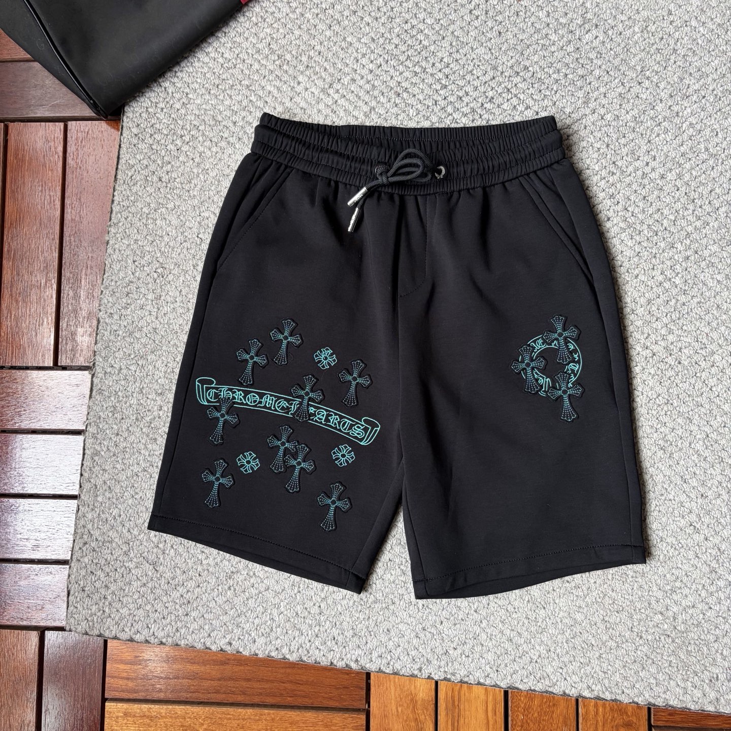 NO:917369,Croxin's 2026 new summer style shorts and casual pants, counter-customized fabrics with high breathability and comfort, impeccable details, brand element design concept, reflecting high quality. It feels delicate and soft!  It presents a casual cut and the upper body shape is awesome!  Size M-3XL,,chrome hearts,shorts,19860909克罗心‘’2026夏季新款 短裤 休闲裤,专柜定制面料 透气舒适度高,细节无可挑剔,品牌元素设计理念,体现高品质.手感细腻柔软！呈现休闲裁剪,上身版型超赞！码数M-3XL,,chrome hearts,shorts,,Men's clothing