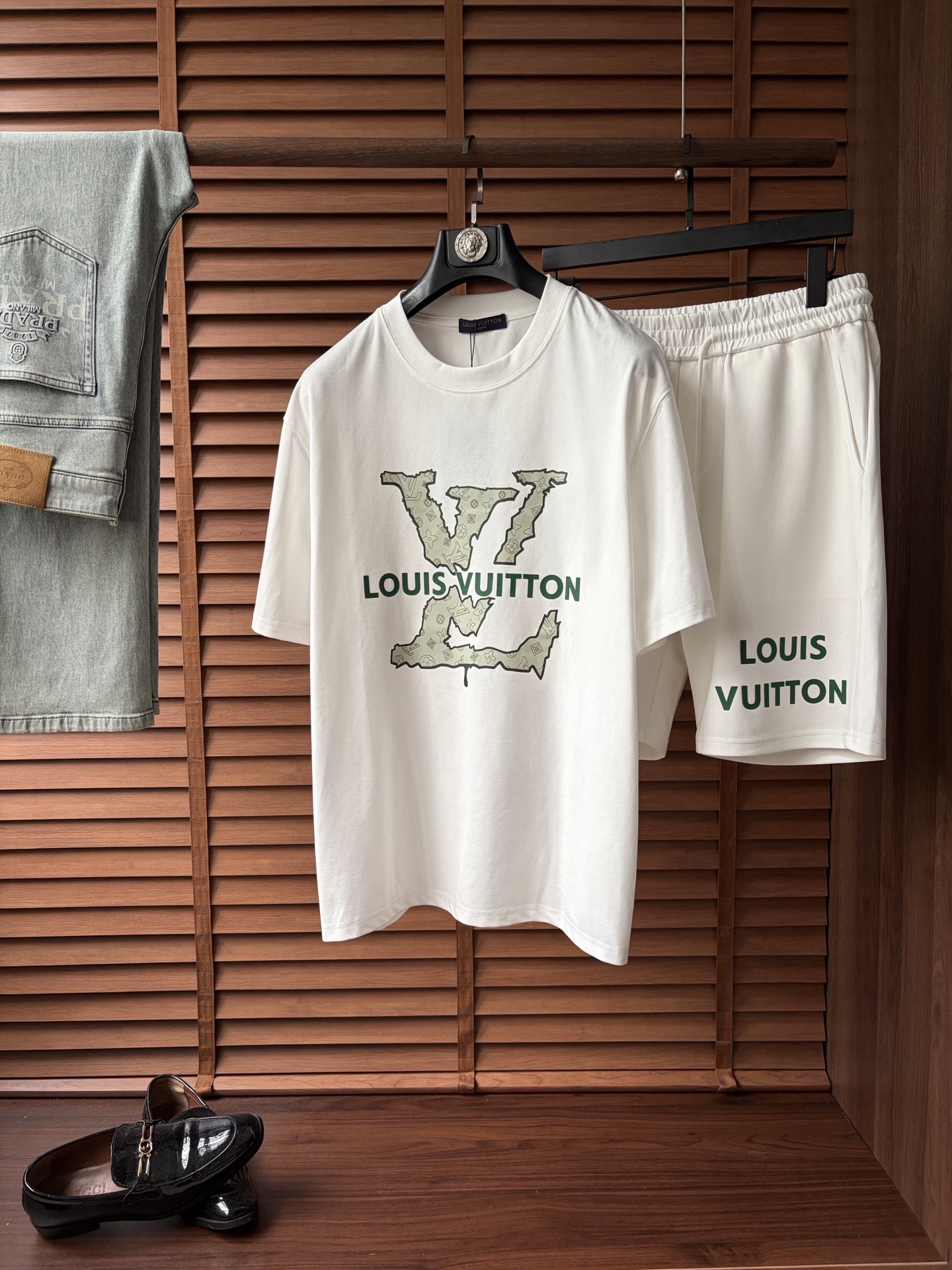 NO:908872,Tops and shorts (the set can be sold separately) LV2026ss latest spring and summer short-sleeved shorts set is shipped!  !  2026 new suit, high version special fabric, high weight pure cotton fabric, comfortable yet wide upper body, stitch embroidery technology, digital printing, flocking technology, same style for men and women, slightly wide version, fine workmanship, comfortable fabric upper body, super handsome upper body, same style for men and women, M-3XL, shipped next day,, louis vuitton, shorts, T-shirt,19860909上衣短裤（套装可拆卖） LV2026ss春夏最新款短袖短裤套装出货啦！！ 2026新款套装 高版本专用面料 高克重纯棉面料 上身舒适不失挺阔 针脚刺绣工艺、数字印花、植绒工艺,男女同款 微阔版型 做工走线精细 面料上身舒适 超帅上身 男女同款M-3XL,隔天出货,,louis vuitton,shorts,T-shirt,,Men's clothing