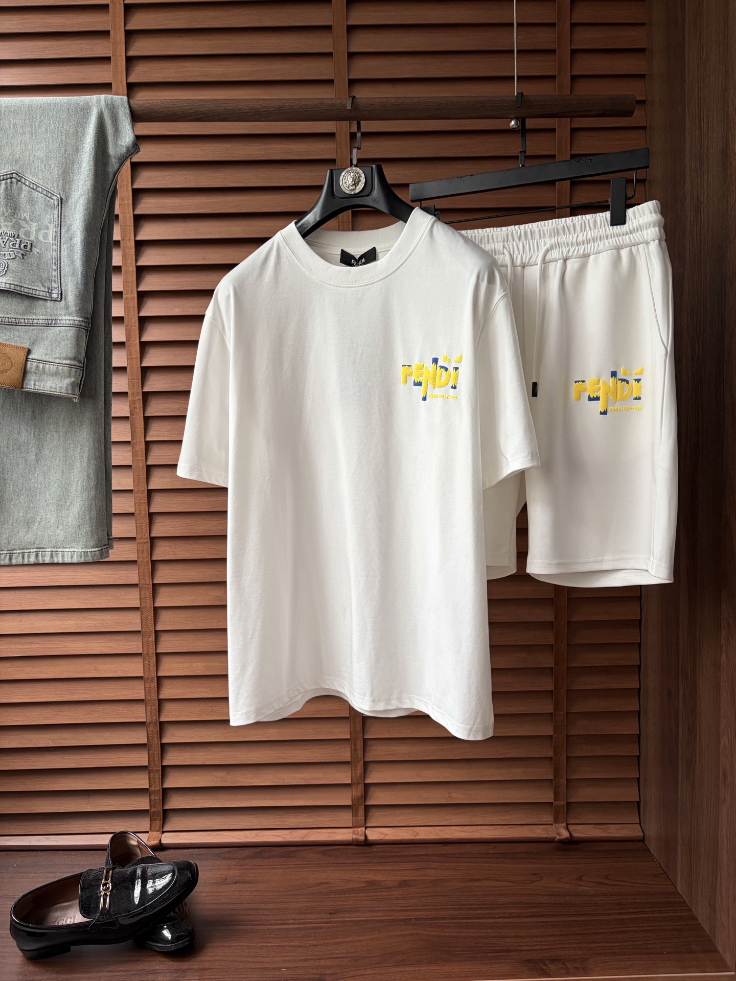 NO:908868,Tops and shorts (the set can be sold separately) Fen's latest 2026ss spring and summer short-sleeved shorts set is now available!  !  2026 new suit, high version special fabric, high weight pure cotton fabric, comfortable yet wide upper body, stitch embroidery technology, digital printing, flocking technology, same style for men and women, slightly wide version, fine workmanship, comfortable fabric upper body, super handsome upper body, same style for men and women, M-3XL, shipped next day, shorts, T-shirt,19860909上衣短裤（套装可拆卖） 芬2026ss春夏最新款短袖短裤套装出货啦！！ 2026新款套装 高版本专用面料 高克重纯棉面料 上身舒适不失挺阔 针脚刺绣工艺、数字印花、植绒工艺,男女同款 微阔版型 做工走线精细 面料上身舒适 超帅上身 男女同款M-3XL,隔天出货,,shorts,T-shirt,,Men's clothing