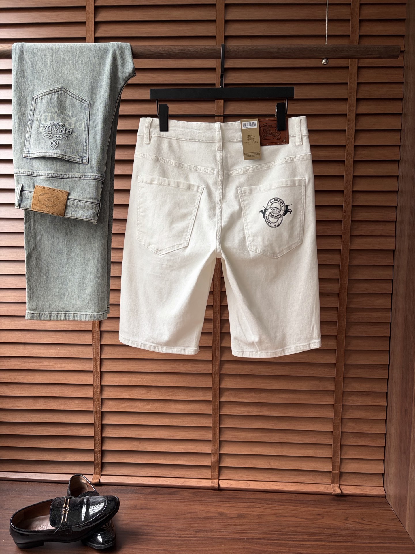 NO:907907,Burberry 2026 new men's jeans shorts. The fabric has good elasticity. Exclusively available on the official website. Fashionable and elegant. Heavy craftsmanship design. Using original color yeast washing process. Selected imported heavy denim denim fabric. Equipped with counter hardware decoration. Genuine leather label. Exquisite stitching. Big brand style. Worth owning. Size 28-38, shipped next day, burberry, shorts, jeans,19860909巴宝莉 2026新品男士牛仔裤短裤 面料弹性好.独家发售 官网同步 时尚优雅 重工艺设计.采用原色酵母水洗工艺 精选进口重磅丹宁牛仔面料 配专柜五金装饰 真皮皮牌 精致车线 大牌风范 值得拥有.码数28-38,隔天出货,,burberry,shorts,jeans,,Men's clothing