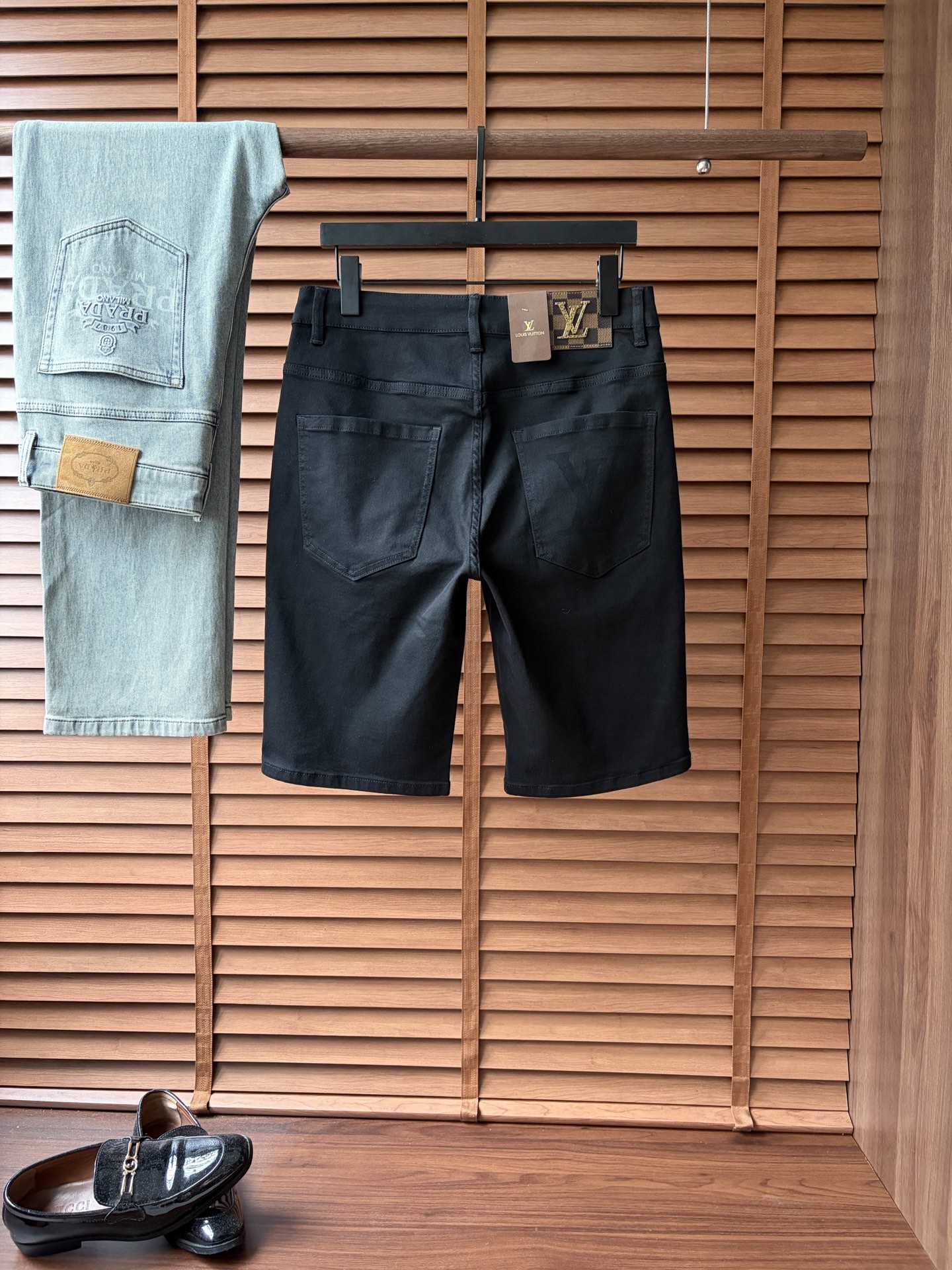 NO:934053,LV2026 new men's jeans shorts. The fabric is elastic. Exclusively available on the official website. Fashionable and elegant. Heavy craftsmanship design. Using original color yeast washing process. Selected imported heavyweight denim denim fabric. Equipped with counter hardware decoration. Genuine leather label. Exquisite stitching. Big brand style. Worth owning. Size 28-38, shipped next day, louis vuitton, shorts, jeans,19860909LV2026新品男士牛仔裤短裤 面料弹性好.独家发售 官网同步 时尚优雅 重工艺设计.采用原色酵母水洗工艺 精选进口重磅丹宁牛仔面料 配专柜五金装饰 真皮皮牌 精致车线 大牌风范 值得拥有.码数28-38,隔天出货,,louis vuitton,shorts,jeans,,Men's clothing