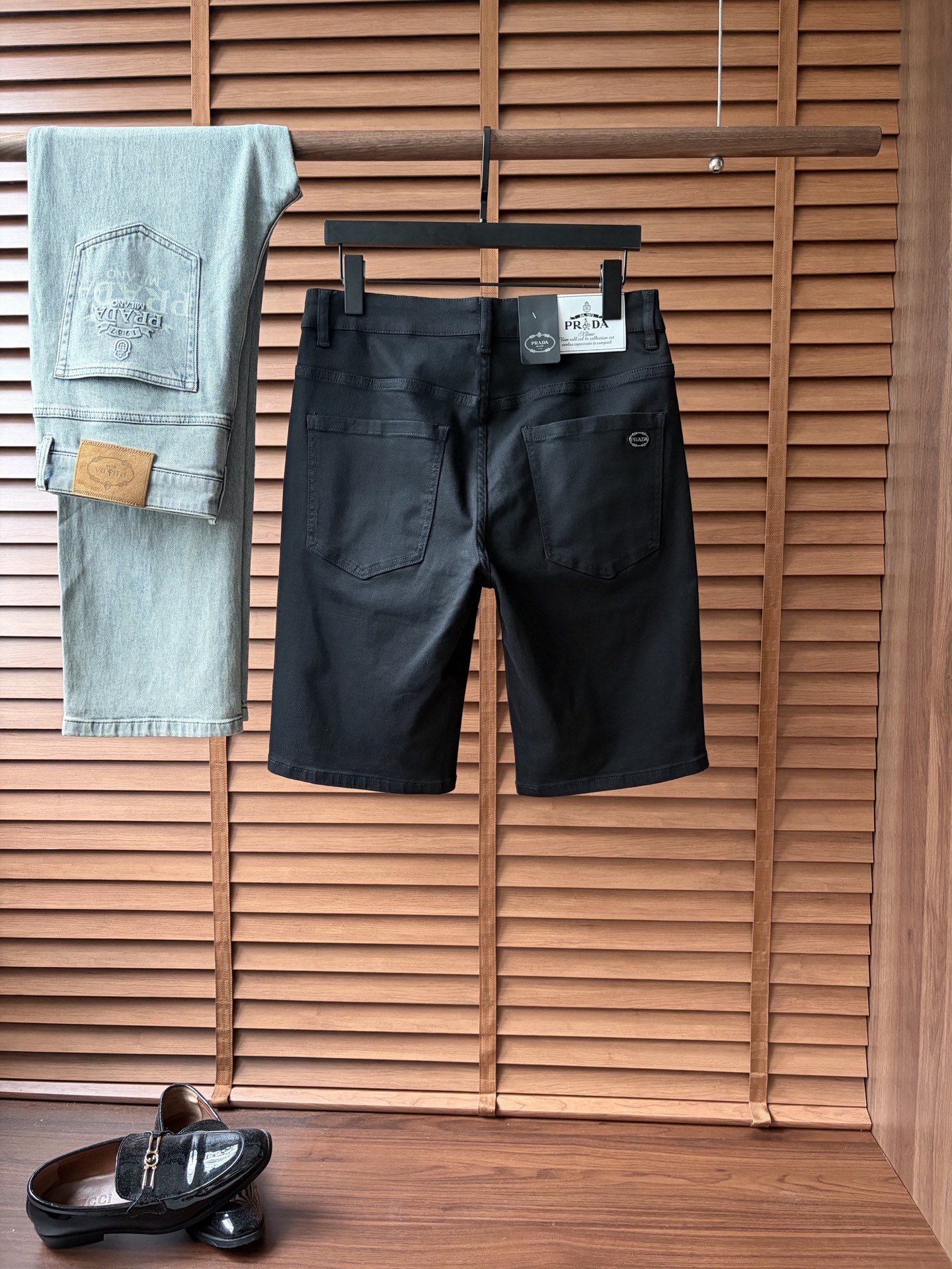 NO:934049,Pula 2026 new men's jeans shorts. The fabric has good elasticity. Exclusively available on the official website. Fashionable and elegant. Heavy craftsmanship design. Using original color yeast washing process. Selected imported heavyweight denim denim fabric. Equipped with counter hardware decoration. Genuine leather label. Exquisite stitching. Big brand style. Worth owning. Size 28-38, shipped next day, prada, shorts, jeans,19860909普拉 2026新品男士牛仔裤短裤 面料弹性好.独家发售 官网同步 时尚优雅 重工艺设计.采用原色酵母水洗工艺 精选进口重磅丹宁牛仔面料 配专柜五金装饰 真皮皮牌 精致车线 大牌风范 值得拥有.码数28-38,隔天出货,,prada,shorts,jeans,,Men's clothing