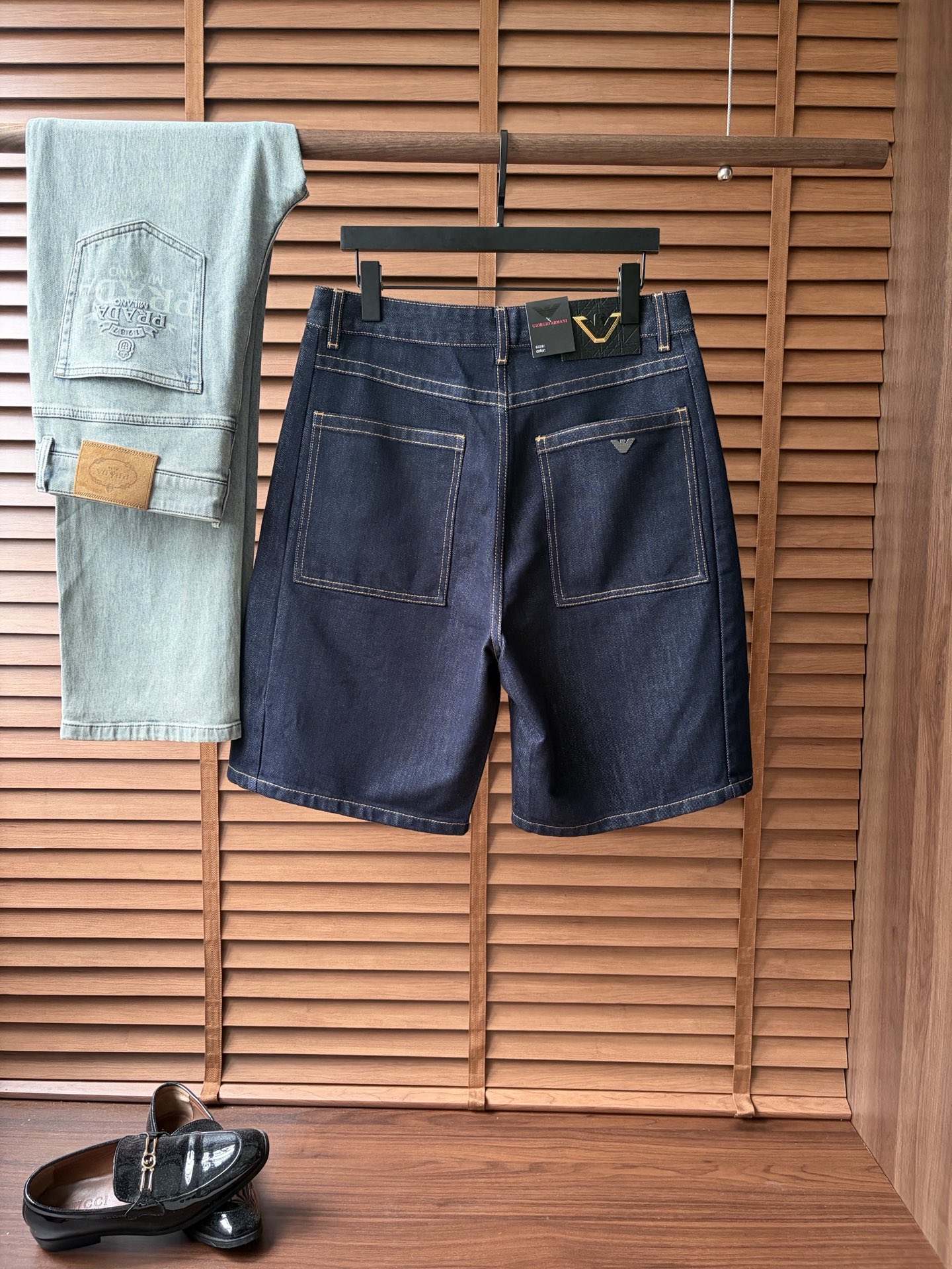 NO:907923,Armani 2026 new men's jeans shorts. The fabric has good elasticity. Exclusively available on the official website. Fashionable and elegant. Heavy craftsmanship design. Using original color yeast washing process. Selected imported heavyweight denim denim fabric. Equipped with counter hardware decoration. Genuine leather label. Exquisite stitching. Big brand style. Worth having. Size 28-38, shipped next day, armani, shorts, jeans,19860909阿玛尼 2026新品男士牛仔裤短裤 面料弹性好.独家发售 官网同步 时尚优雅 重工艺设计.采用原色酵母水洗工艺 精选进口重磅丹宁牛仔面料 配专柜五金装饰 真皮皮牌 精致车线 大牌风范 值得拥有.码数28-38,隔天出货,,armani,shorts,jeans,,Men's clothing