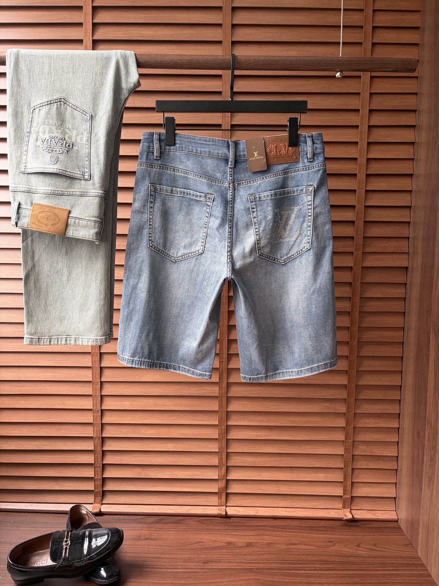 NO:934028,LV2026 new men's jeans shorts. The fabric is elastic. Exclusively available on the official website. Fashionable and elegant. Heavy craftsmanship design. Using original color yeast washing process. Selected imported heavyweight denim denim fabric. Equipped with counter hardware decoration. Genuine leather label. Exquisite stitching. Big brand style. Worth owning. Size 28-38, shipped next day, louis vuitton, shorts, jeans,19860909LV2026新品男士牛仔裤短裤 面料弹性好.独家发售 官网同步 时尚优雅 重工艺设计.采用原色酵母水洗工艺 精选进口重磅丹宁牛仔面料 配专柜五金装饰 真皮皮牌 精致车线 大牌风范 值得拥有.码数28-38,隔天出货,,louis vuitton,shorts,jeans,,Men's clothing