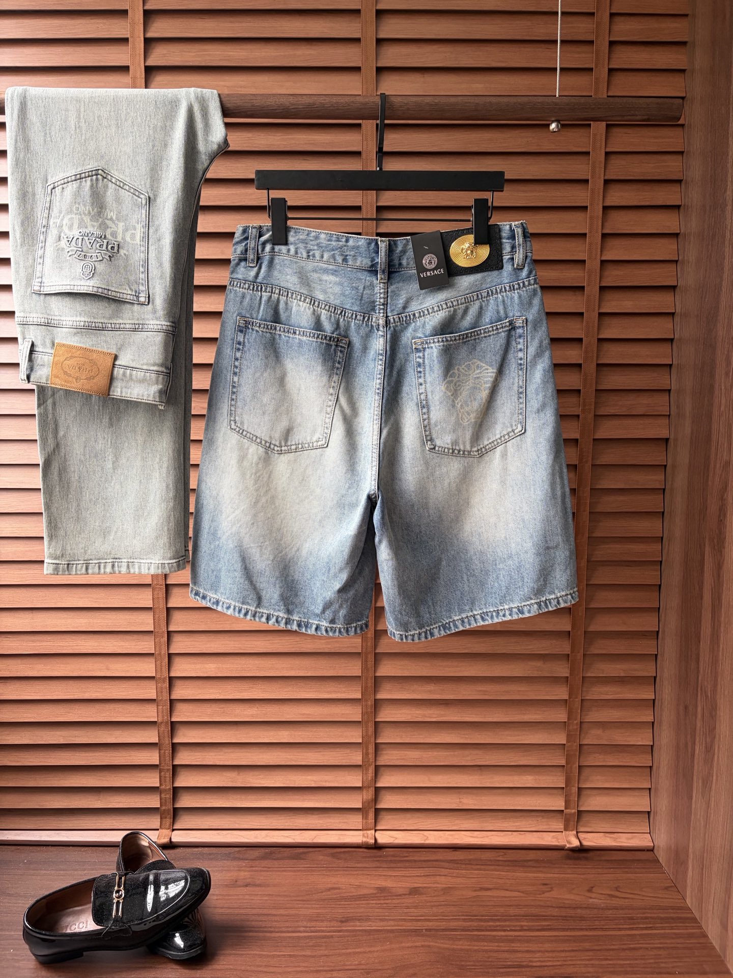 NO:907912,Versace's 2026 new men's jeans shorts. The fabric has good elasticity. Exclusively available on the official website. Fashionable and elegant. Heavy craftsmanship design. Using original color yeast washing process. Selected imported heavy denim denim fabric. Equipped with counter hardware decoration. Genuine leather label. Exquisite stitching. Big brand style. Worth having. Size 28-38, shipped next day,,versace,shorts,jeans,19860909范思‘’2026新品男士牛仔裤短裤 面料弹性好.独家发售 官网同步 时尚优雅 重工艺设计.采用原色酵母水洗工艺 精选进口重磅丹宁牛仔面料 配专柜五金装饰 真皮皮牌 精致车线 大牌风范 值得拥有.码数28-38,隔天出货,,versace,shorts,jeans,,Men's clothing