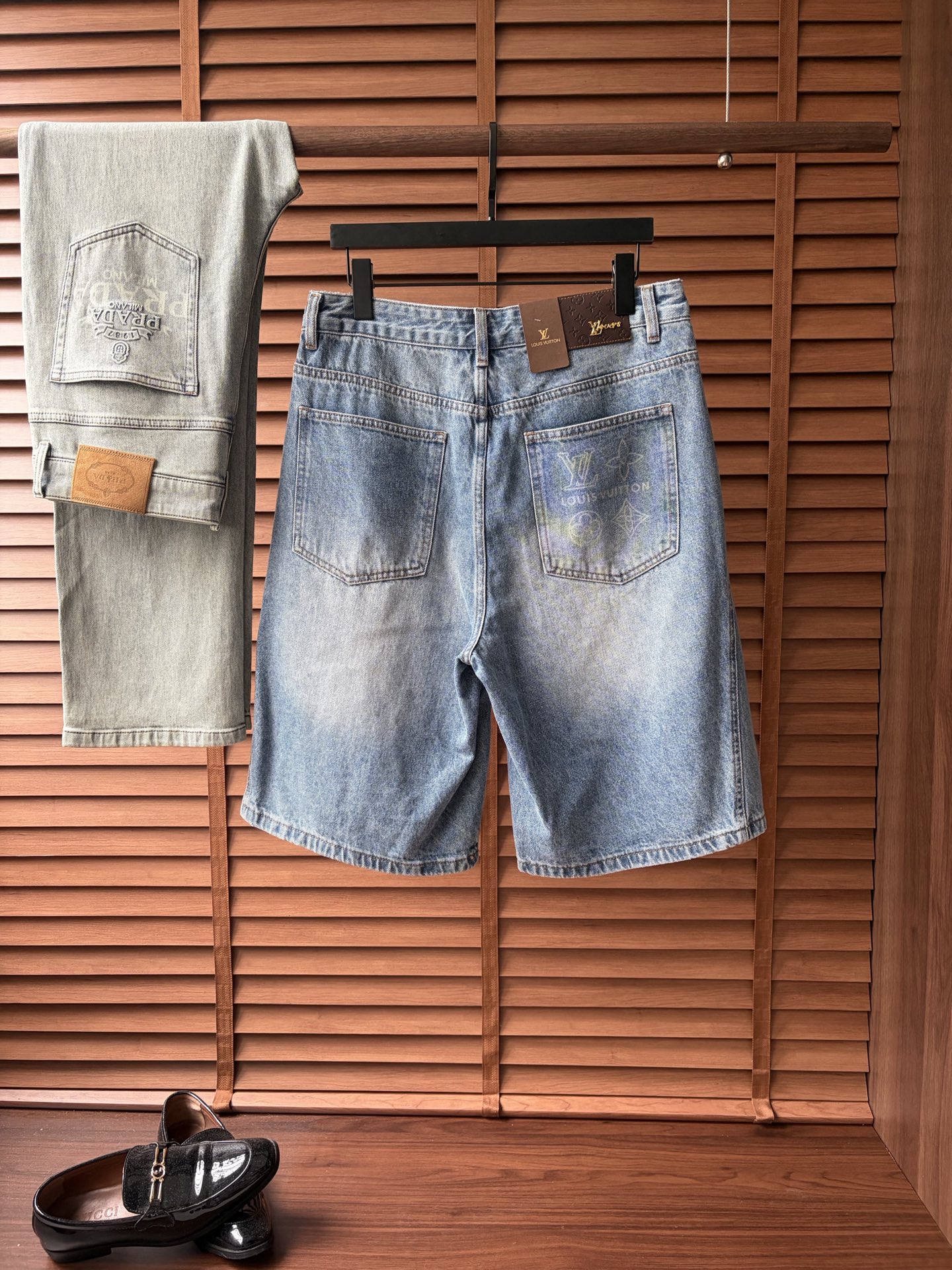 NO:934046,LV2026 new men's jeans shorts. The fabric is elastic. Exclusively available on the official website. Fashionable and elegant. Heavy craftsmanship design. Using original color yeast washing process. Selected imported heavyweight denim denim fabric. Equipped with counter hardware decoration. Genuine leather label. Exquisite stitching. Big brand style. Worth owning. Size 28-38, shipped next day, louis vuitton, shorts, jeans,19860909LV2026新品男士牛仔裤短裤 面料弹性好.独家发售 官网同步 时尚优雅 重工艺设计.采用原色酵母水洗工艺 精选进口重磅丹宁牛仔面料 配专柜五金装饰 真皮皮牌 精致车线 大牌风范 值得拥有.码数28-38,隔天出货,,louis vuitton,shorts,jeans,,Men's clothing