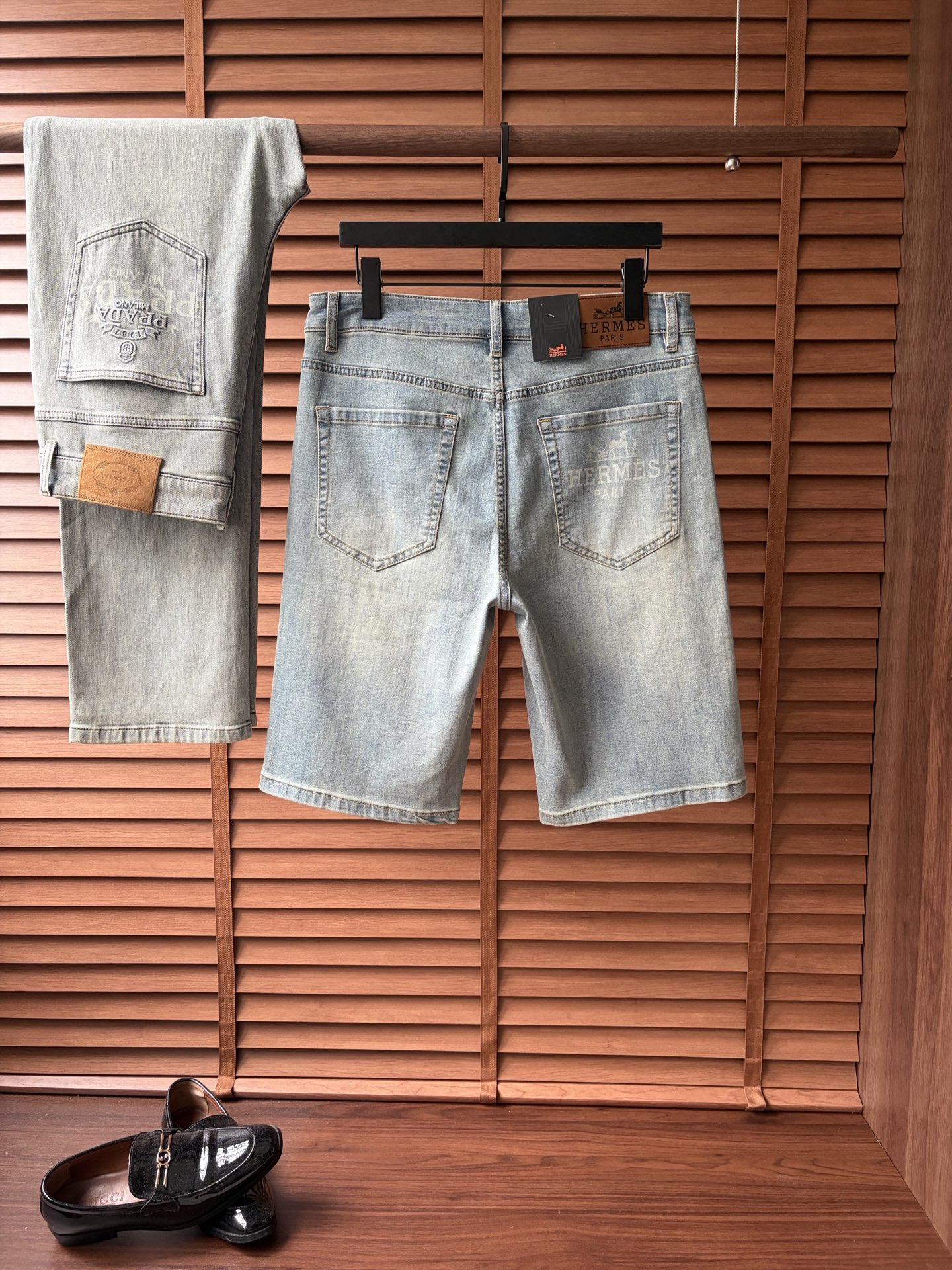 NO:907918,Hermes 2026 new men's jeans shorts. The fabric has good elasticity. Exclusively available on the official website. Fashionable and elegant. Heavy craftsmanship design. Using original color yeast washing process. Selected imported heavy denim denim fabric. Equipped with counter hardware decoration. Genuine leather label. Exquisite stitching. Big brand style. Worth owning. Size 28-38, shipped next day, hermes, shorts, jeans,19860909爱马 2026新品男士牛仔裤短裤 面料弹性好.独家发售 官网同步 时尚优雅 重工艺设计.采用原色酵母水洗工艺 精选进口重磅丹宁牛仔面料 配专柜五金装饰 真皮皮牌 精致车线 大牌风范 值得拥有.码数28-38,隔天出货,,hermes,shorts,jeans,,Men's clothing