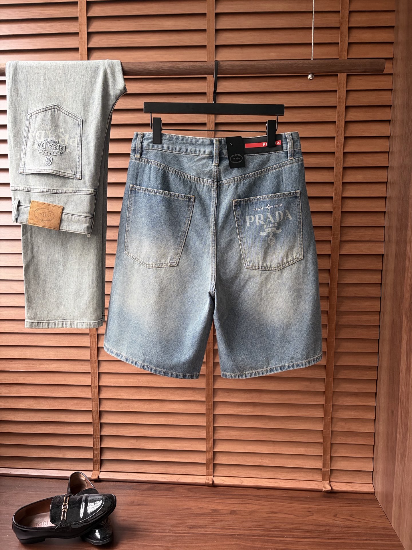 NO:907954,Pula 2026 new men's jeans shorts. The fabric has good elasticity. Exclusively available on the official website. Fashionable and elegant. Heavy craftsmanship design. Using original color yeast washing process. Selected imported heavyweight denim denim fabric. Equipped with counter hardware decoration. Genuine leather label. Exquisite stitching. Big brand style. Worth owning. Size 28-38, shipped next day, prada, shorts, jeans,19860909普拉 2026新品男士牛仔裤短裤 面料弹性好.独家发售 官网同步 时尚优雅 重工艺设计.采用原色酵母水洗工艺 精选进口重磅丹宁牛仔面料 配专柜五金装饰 真皮皮牌 精致车线 大牌风范 值得拥有.码数28-38,隔天出货,,prada,shorts,jeans,,Men's clothing