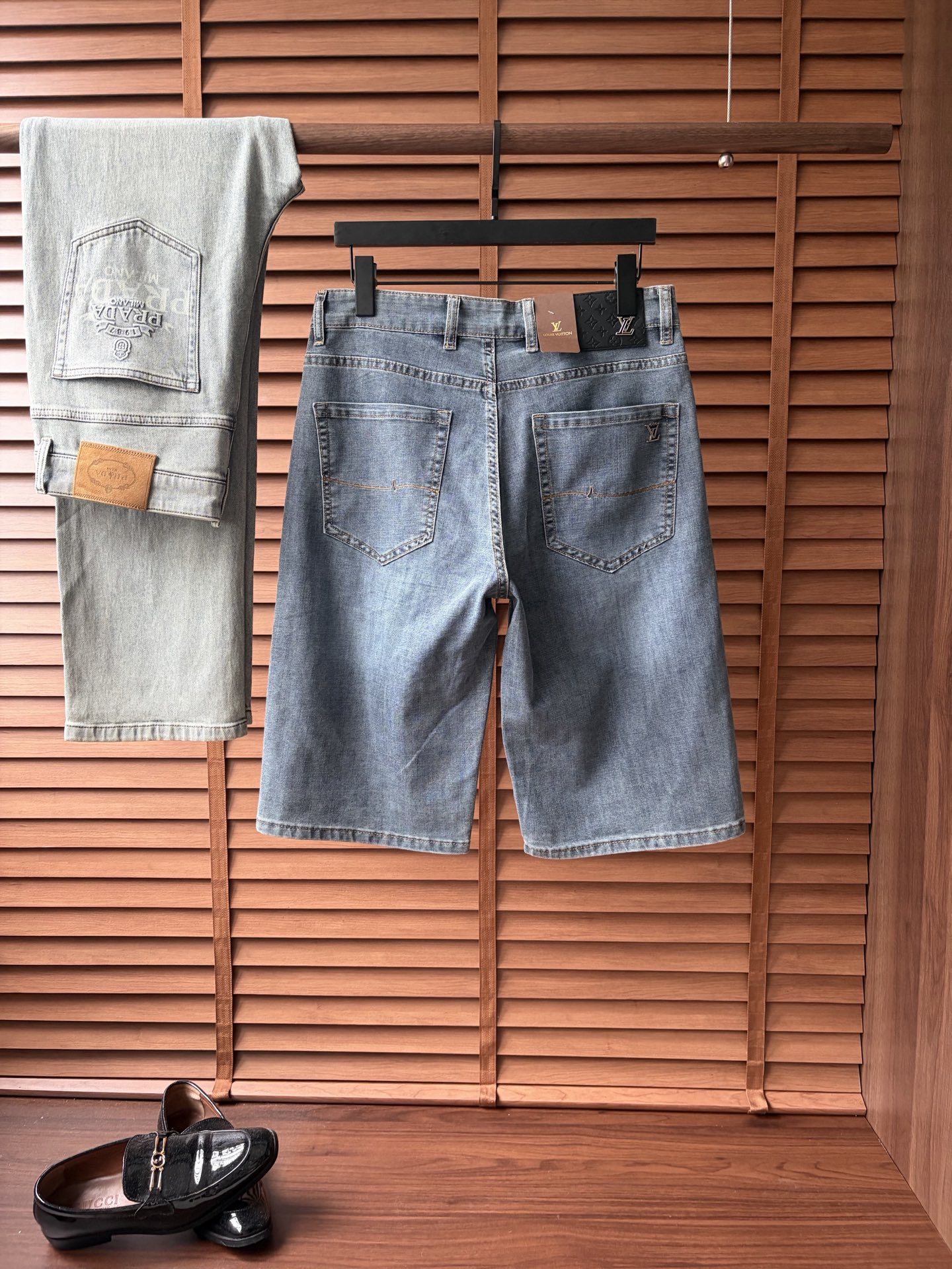 NO:907948,LV2026 new men's jeans shorts. The fabric is elastic. Exclusively available on the official website. Fashionable and elegant. Heavy craftsmanship design. Using original color yeast washing process. Selected imported heavyweight denim denim fabric. Equipped with counter hardware decoration. Genuine leather label. Exquisite stitching. Big brand style. Worth owning. Size 28-38, shipped next day, louis vuitton, shorts, jeans,19860909LV2026新品男士牛仔裤短裤 面料弹性好.独家发售 官网同步 时尚优雅 重工艺设计.采用原色酵母水洗工艺 精选进口重磅丹宁牛仔面料 配专柜五金装饰 真皮皮牌 精致车线 大牌风范 值得拥有.码数28-38,隔天出货,,louis vuitton,shorts,jeans,,Men's clothing