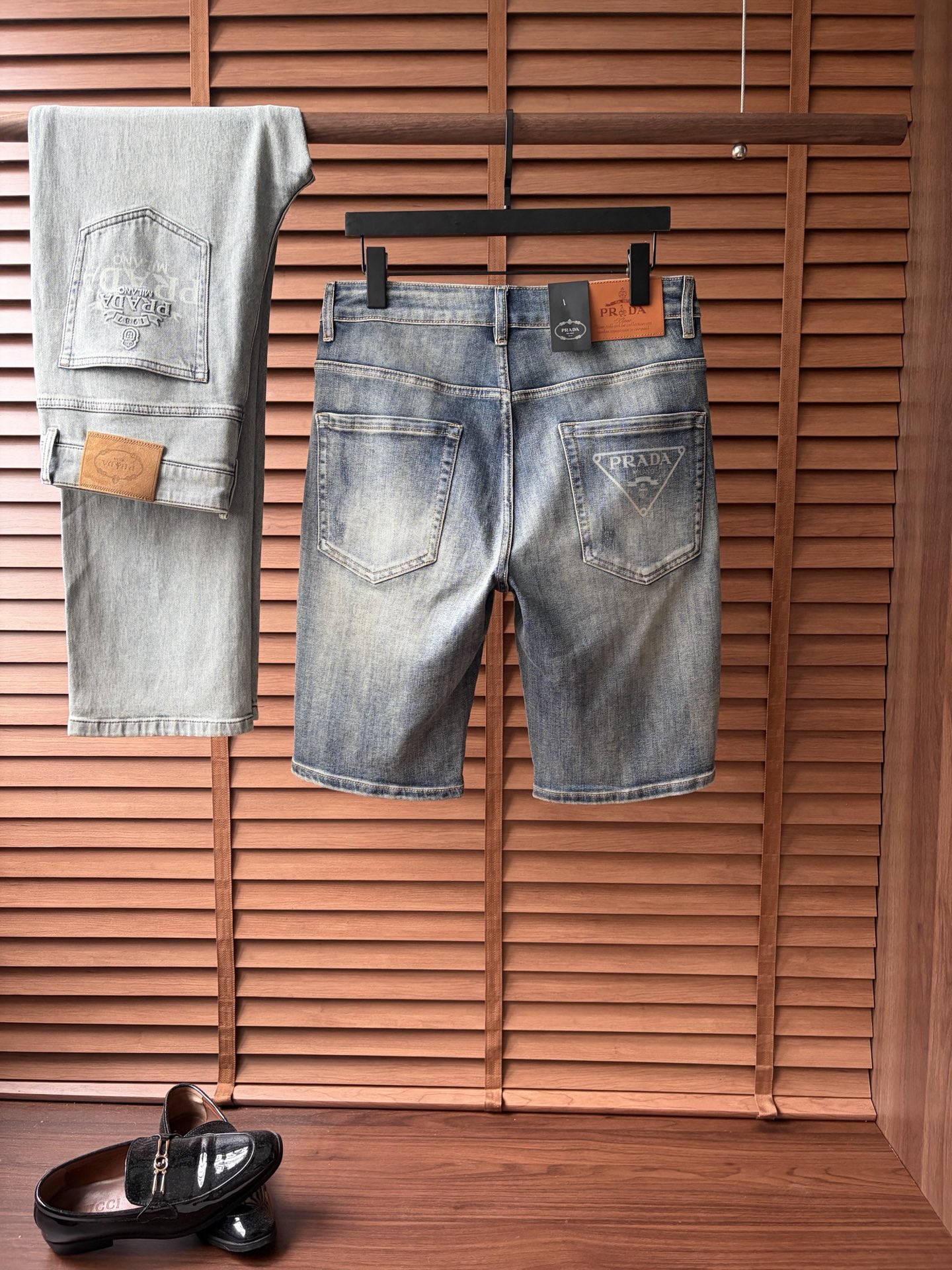 NO:934044,Pula 2026 new men's jeans shorts. The fabric has good elasticity. Exclusively available on the official website. Fashionable and elegant. Heavy craftsmanship design. Using original color yeast washing process. Selected imported heavyweight denim denim fabric. Equipped with counter hardware decoration. Genuine leather label. Exquisite stitching. Big brand style. Worth owning. Size 28-38, shipped next day, prada, shorts, jeans,19860909普拉 2026新品男士牛仔裤短裤 面料弹性好.独家发售 官网同步 时尚优雅 重工艺设计.采用原色酵母水洗工艺 精选进口重磅丹宁牛仔面料 配专柜五金装饰 真皮皮牌 精致车线 大牌风范 值得拥有.码数28-38,隔天出货,,prada,shorts,jeans,,Men's clothing