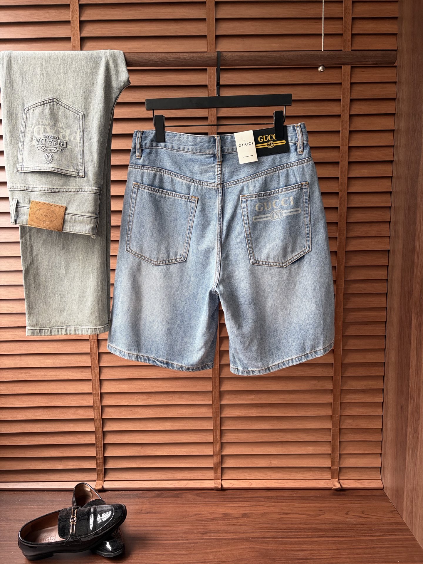 NO:907933,Integrity 2026 new men's jeans shorts. The fabric has good elasticity. Exclusively available on the official website. Fashionable and elegant. Heavy craftsmanship design. Using original color yeast washing process. Selected imported heavyweight denim denim fabric. Equipped with counter hardware decoration. Genuine leather label. Exquisite stitching. Big brand style. Worth owning. Size 28-38, shipped next day, shorts, jeans,19860909骨气2026新品男士牛仔裤短裤 面料弹性好.独家发售 官网同步 时尚优雅 重工艺设计.采用原色酵母水洗工艺 精选进口重磅丹宁牛仔面料 配专柜五金装饰 真皮皮牌 精致车线 大牌风范 值得拥有.码数28-38,隔天出货,,shorts,jeans,,Men's clothing