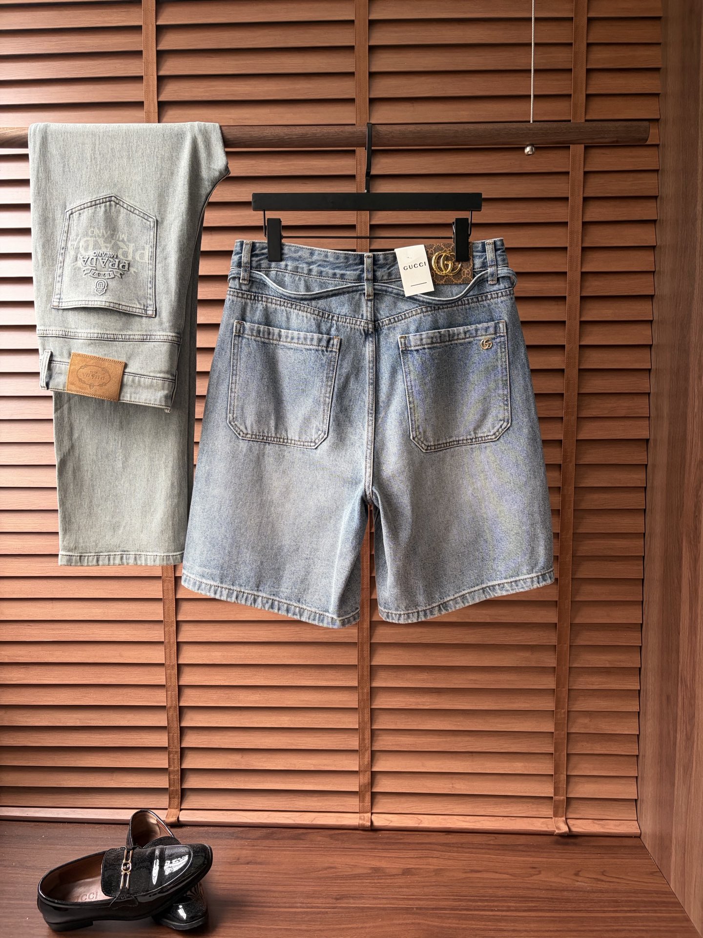 NO:907942,Gucci 2026 new men's jeans shorts. The fabric has good elasticity. Exclusively available on the official website. Fashionable and elegant. Heavy craftsmanship design. Using original color yeast washing process. Selected imported heavy denim denim fabric. Equipped with counter hardware decoration. Genuine leather label. Exquisite stitching. Big brand style. Worth owning. Size 28-38, shipped next day, shorts, jeans,19860909古奇 2026新品男士牛仔裤短裤 面料弹性好.独家发售 官网同步 时尚优雅 重工艺设计.采用原色酵母水洗工艺 精选进口重磅丹宁牛仔面料 配专柜五金装饰 真皮皮牌 精致车线 大牌风范 值得拥有.码数28-38,隔天出货,,shorts,jeans,,Men's clothing