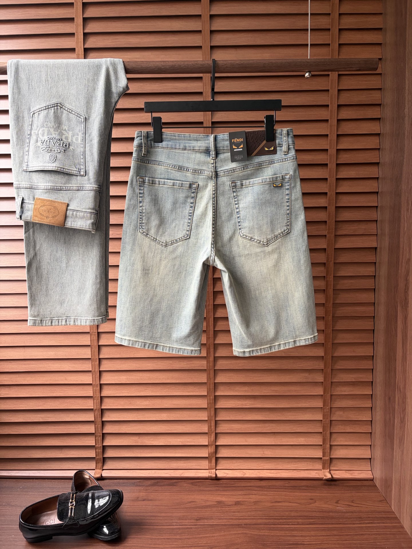 NO:907938,Fendi 2026 new men's jeans shorts. The fabric has good elasticity. Exclusively available on the official website. Fashionable and elegant. Heavy craftsmanship design. Using original color yeast washing process. Selected imported heavyweight denim denim fabric. Equipped with counter hardware decoration. Genuine leather label. Exquisite stitching. Big brand style. Worth having. Size 28-38, shipped next day,,fendi, shorts, jeans,19860909芬迪 2026新品男士牛仔裤短裤 面料弹性好.独家发售 官网同步 时尚优雅 重工艺设计.采用原色酵母水洗工艺 精选进口重磅丹宁牛仔面料 配专柜五金装饰 真皮皮牌 精致车线 大牌风范 值得拥有.码数28-38,隔天出货,,fendi,shorts,jeans,,Men's clothing