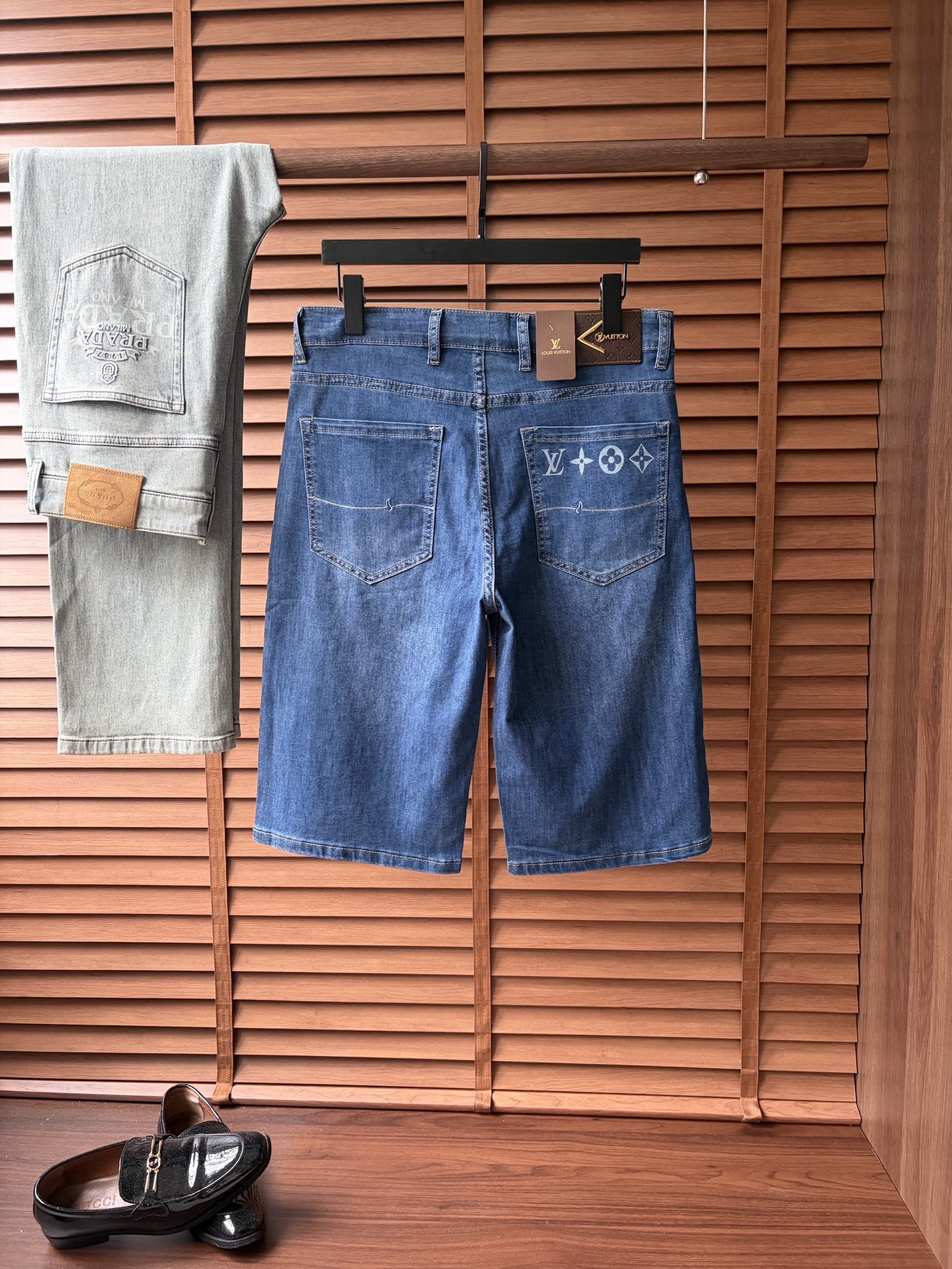 NO:934024,LV2026 new men's jeans shorts. The fabric is elastic. Exclusively available on the official website. Fashionable and elegant. Heavy craftsmanship design. Using original color yeast washing process. Selected imported heavyweight denim denim fabric. Equipped with counter hardware decoration. Genuine leather label. Exquisite stitching. Big brand style. Worth owning. Size 28-38, shipped next day, louis vuitton, shorts, jeans,19860909LV2026新品男士牛仔裤短裤 面料弹性好.独家发售 官网同步 时尚优雅 重工艺设计.采用原色酵母水洗工艺 精选进口重磅丹宁牛仔面料 配专柜五金装饰 真皮皮牌 精致车线 大牌风范 值得拥有.码数28-38,隔天出货,,louis vuitton,shorts,jeans,,Men's clothing