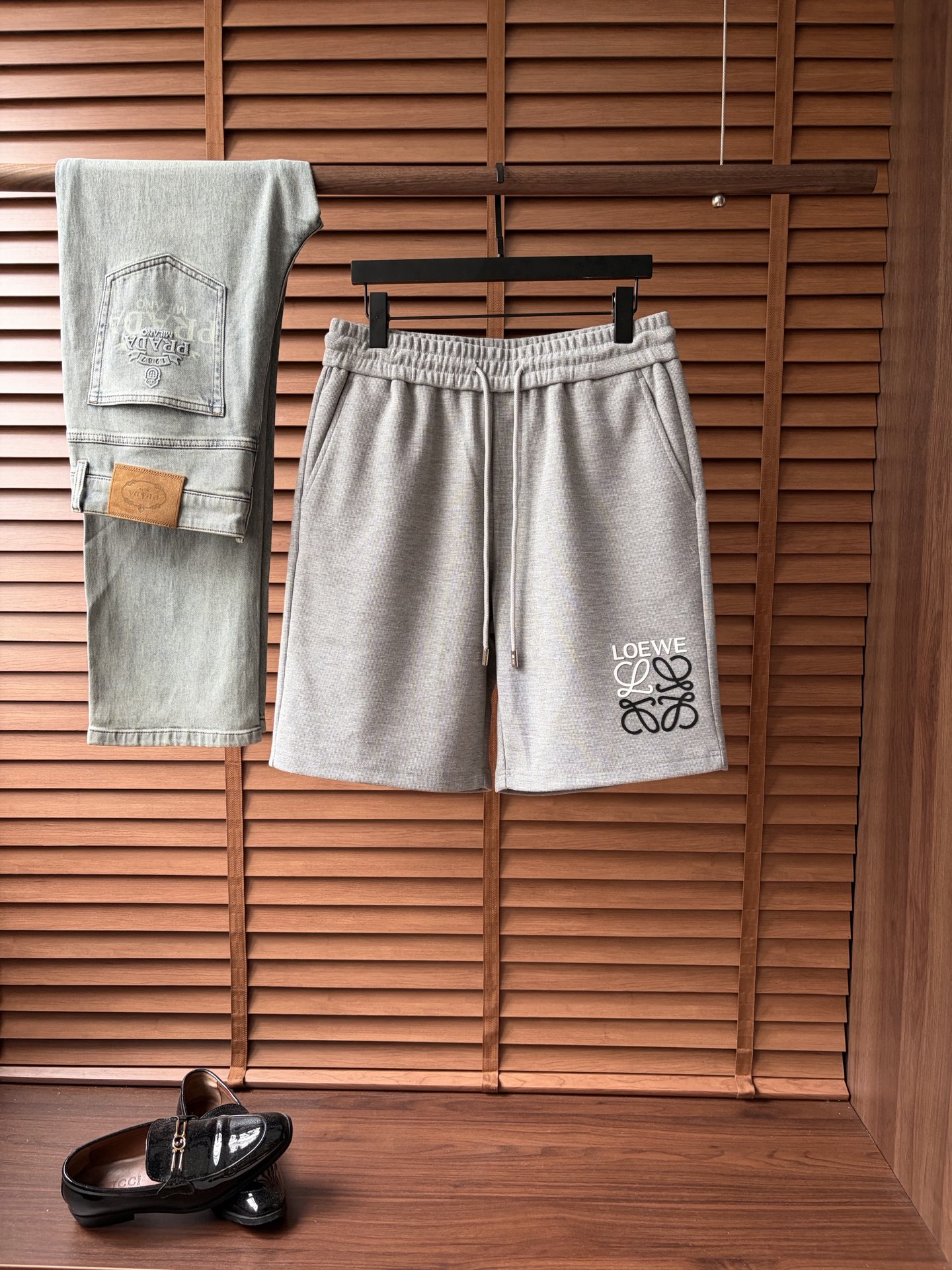 NO:907946,New shorts [Luo Yi’s] 2026 spring and summer new casual shorts!  On sale simultaneously on the official website. Customized brand classic LOGO, customized fabrics, excellent comfort, strong touch. Highly recognizable, perfect appearance and craftsmanship. Sizes M-4XL,,loewe,shorts,19860909新品短裤【罗意‘’】 2026春夏新款休闲短裤！官网同步发售.定制品牌经典LOGO,定制面料,舒适度极好,手触感强烈.辨识度极高,完美品相工艺. 尺码M-4XL,,loewe,shorts,,Men's clothing