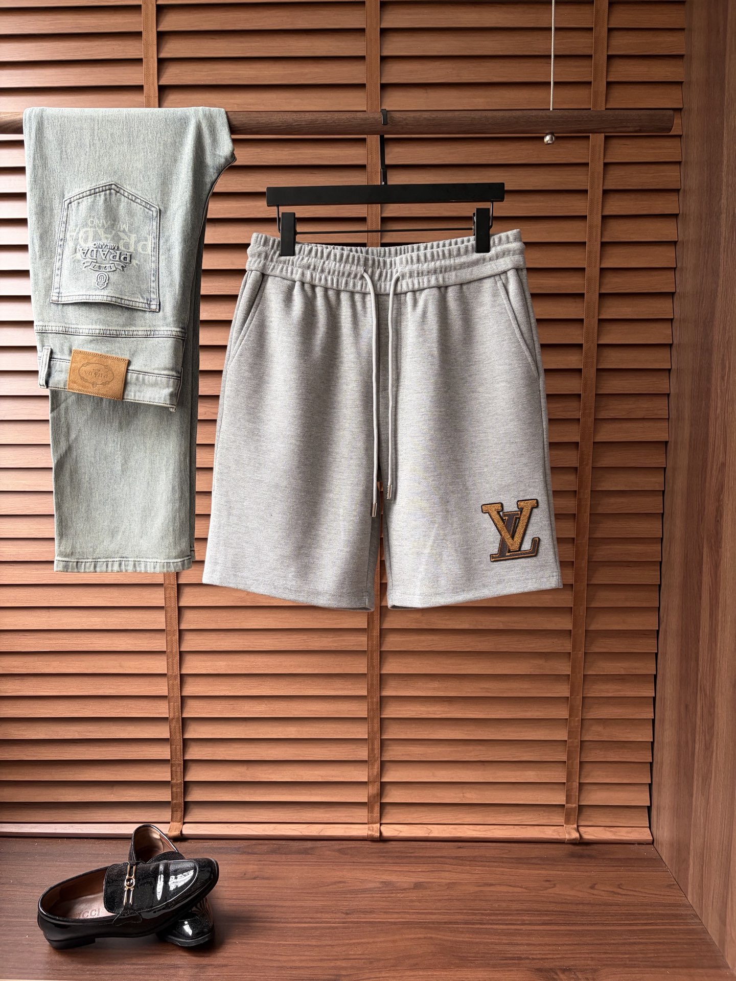 NO:907940,New shorts [LV‘’] 2026 spring and summer new casual shorts!  On sale simultaneously on the official website. Customized brand classic LOGO, customized fabrics, excellent comfort, strong touch. Highly identifiable, perfect appearance and craftsmanship. Sizes M-4XL, Louis Vuitton, shorts,19860909新品短裤【LV‘’】 2026春夏新款休闲短裤！官网同步发售.定制品牌经典LOGO,定制面料,舒适度极好,手触感强烈.辨识度极高,完美品相工艺. 尺码M-4XL,,louis vuitton,shorts,,Men's clothing