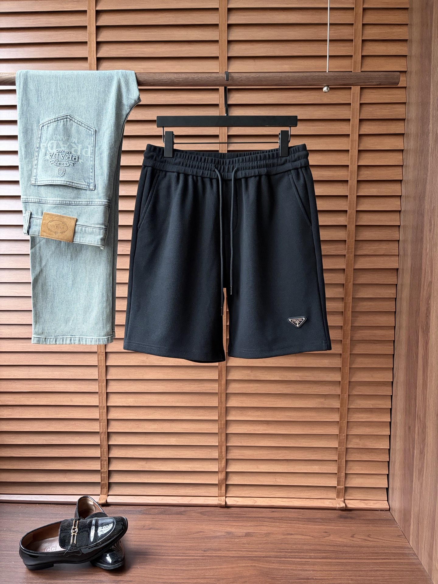 NO:907931,New shorts [Pula’’] 2026 spring and summer new casual shorts!  On sale simultaneously on the official website. Customized brand classic LOGO, customized fabrics, excellent comfort, strong touch. Highly recognizable, perfect appearance and craftsmanship. Sizes M-4XL, prada, shorts,19860909新品短裤【普拉‘’】 2026春夏新款休闲短裤！官网同步发售.定制品牌经典LOGO,定制面料,舒适度极好,手触感强烈.辨识度极高,完美品相工艺. 尺码M-4XL,,prada,shorts,,Men's clothing