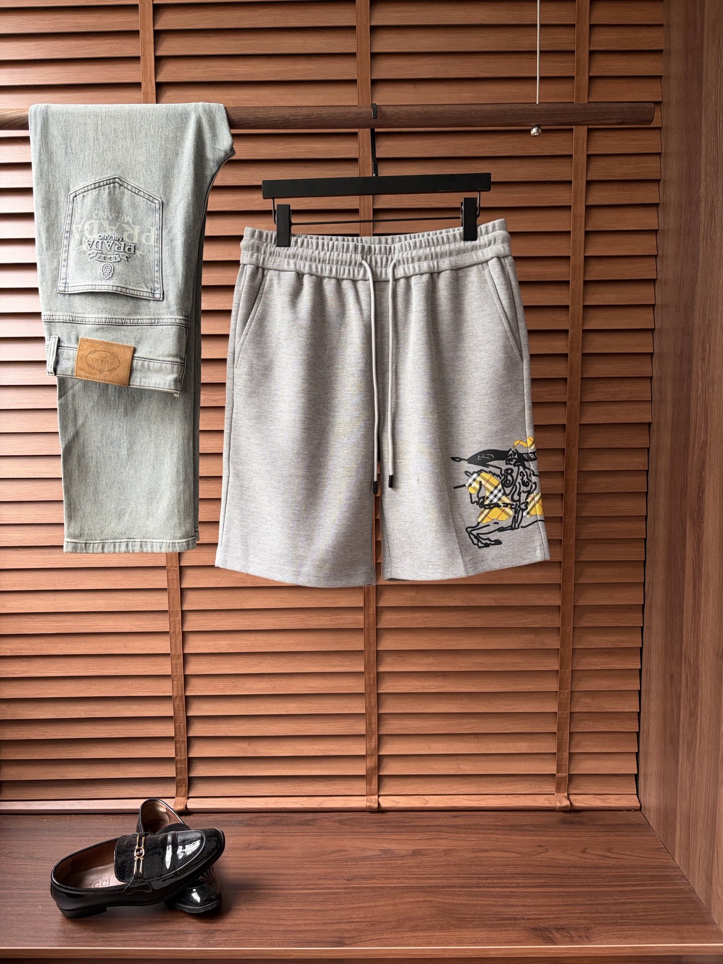 NO:907926,New shorts [Burberry’s] 2026 spring and summer new casual shorts!  On sale simultaneously on the official website. Customized brand classic LOGO, customized fabrics, excellent comfort, strong touch. Highly recognizable, perfect appearance and craftsmanship. Sizes M-4XL, burberry, shorts,19860909新品短裤【巴宝莉‘’】 2026春夏新款休闲短裤！官网同步发售.定制品牌经典LOGO,定制面料,舒适度极好,手触感强烈.辨识度极高,完美品相工艺. 尺码M-4XL,,burberry,shorts,,Men's clothing