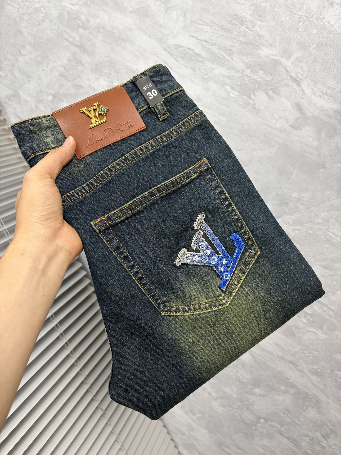 NO:916437,LV high-end customization, 2026 latest jeans, simultaneous sale at the counter, original customized replicas, customer-supplied hardware accessories, original quality, imported denim fabric with high elasticity, heavy washing, fine workmanship, and excellent upper body!  Preferred items Size: 29-38,,louis vuitton,jeans,19860909LV 高端定制、2026最新款牛仔裤 柜台同步发售 原版定制复刻 客供五金辅料 原单品质 进口牛仔面料高弹力 重工洗水 做工走线精细 上身绝佳！优选单品 码数: 29-38,,louis vuitton,jeans,,Men's clothing