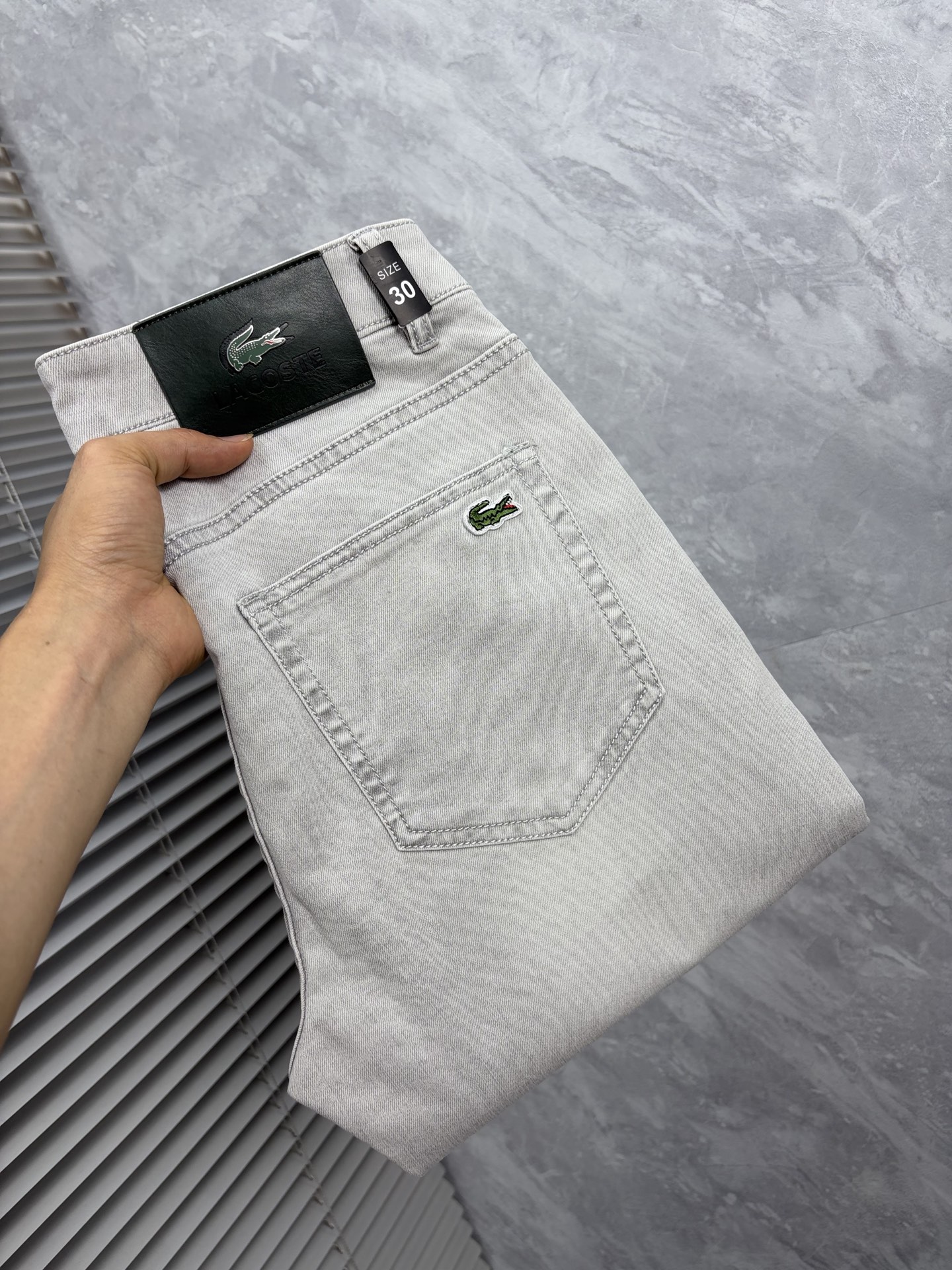 NO:916440,High-end customization, 2026 latest jeans, simultaneous sales at the counter, original customized replicas, customer-supplied hardware accessories, original quality, imported denim fabric with high elasticity, heavy washing, fine workmanship, and excellent upper body!  Preferred items Size: 29-38,,jeans,19860909高端定制、2026最新款牛仔裤 柜台同步发售 原版定制复刻 客供五金辅料 原单品质 进口牛仔面料高弹力 重工洗水 做工走线精细 上身绝佳！优选单品 码数: 29-38,,jeans,,Men's clothing