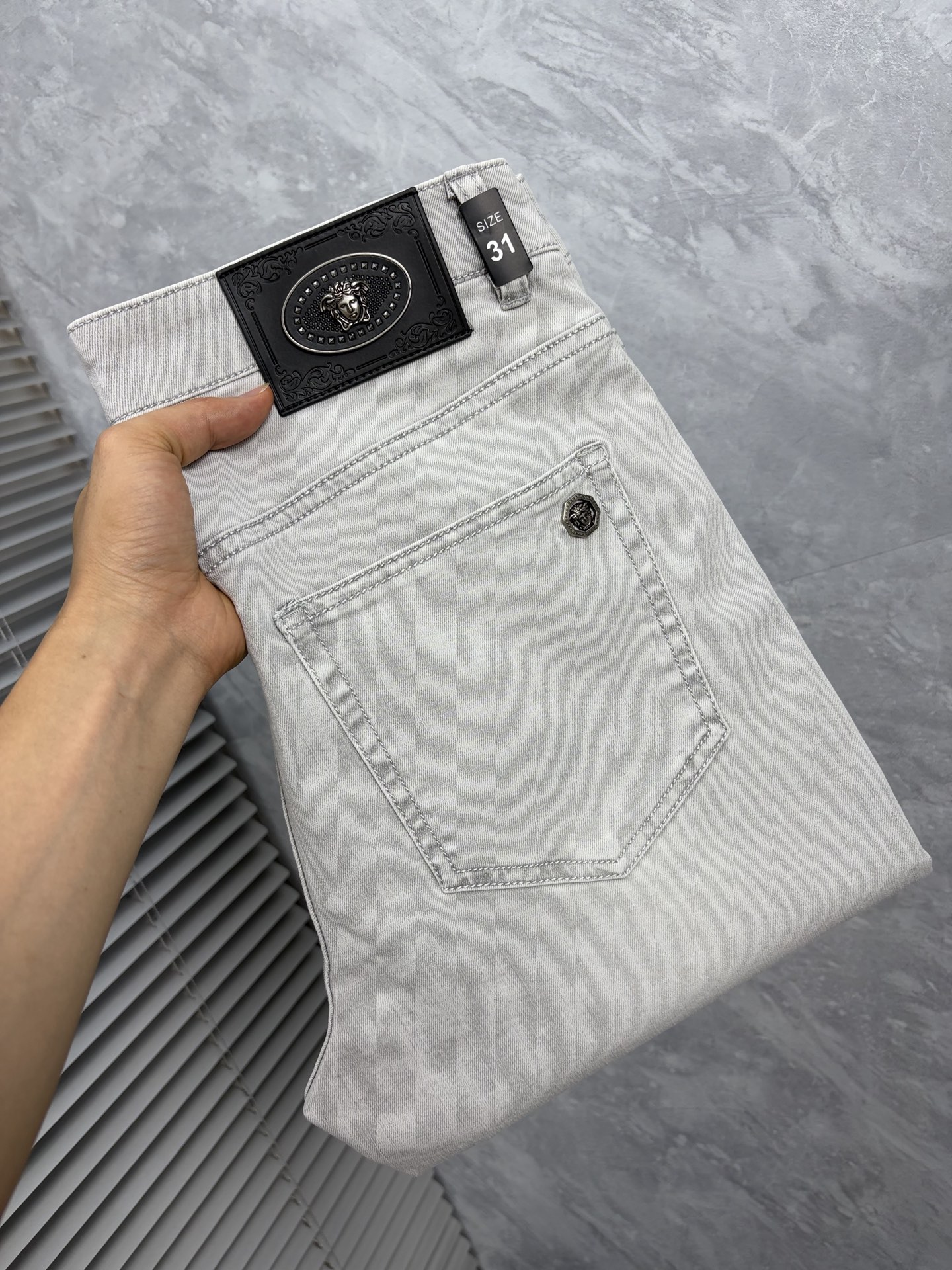 NO:916443,Versace high-end customization, 2026 latest jeans, simultaneous sale at the counter, original customized replicas, customer-supplied hardware accessories, original quality, imported denim fabric with high elasticity, heavy washing, fine workmanship, and excellent upper body!  Preferred items Size: 29-38,,versace,jeans,19860909范思哲 高端定制、2026最新款牛仔裤 柜台同步发售 原版定制复刻 客供五金辅料 原单品质 进口牛仔面料高弹力 重工洗水 做工走线精细 上身绝佳！优选单品 码数: 29-38,,versace,jeans,,Men's clothing
