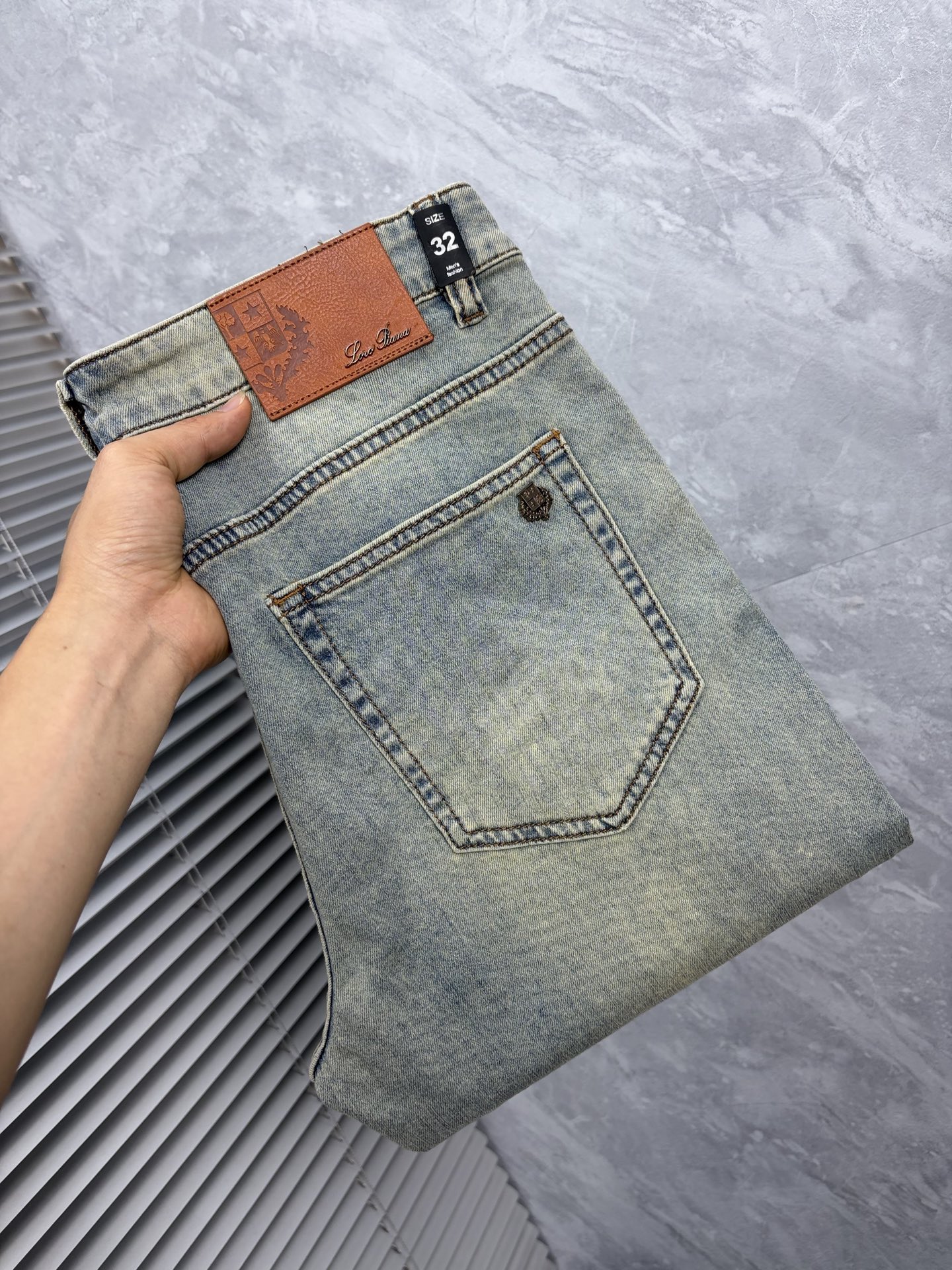 NO:934537,LG's high-end customization, the latest 2026 jeans, are available at the counter simultaneously. Original customized replicas. Customer-supplied hardware accessories. Original quality. Imported denim fabric with high elasticity. Heavy washing. Fine workmanship and routing. Excellent upper body!  Preferred items Size: 29-38,,jeans,19860909LG‘’高端定制、2026最新款牛仔裤 柜台同步发售 原版定制复刻 客供五金辅料 原单品质 进口牛仔面料高弹力 重工洗水 做工走线精细 上身绝佳！优选单品 码数: 29-38,,jeans,,Men's clothing